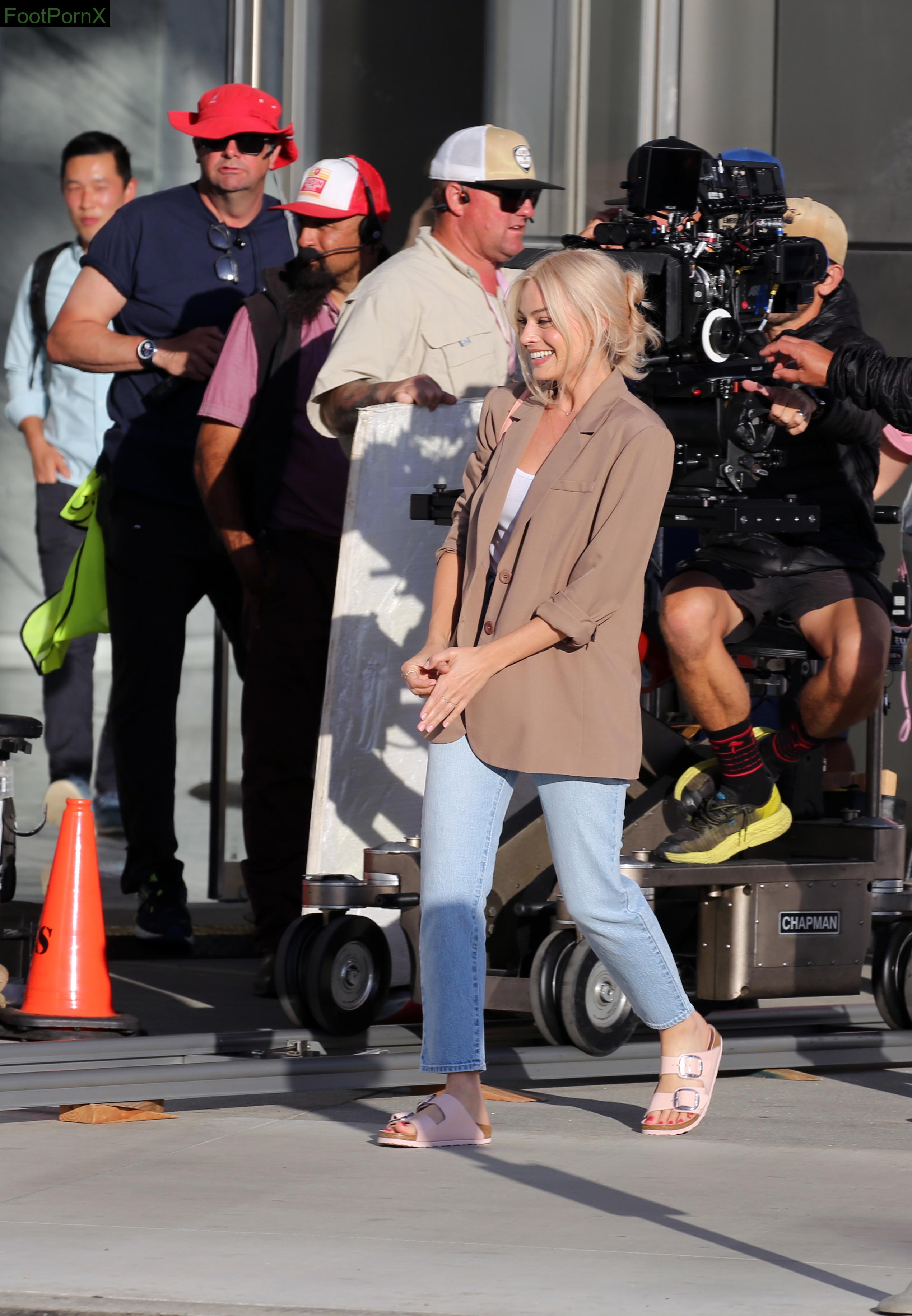 margot robbie feet photo 21