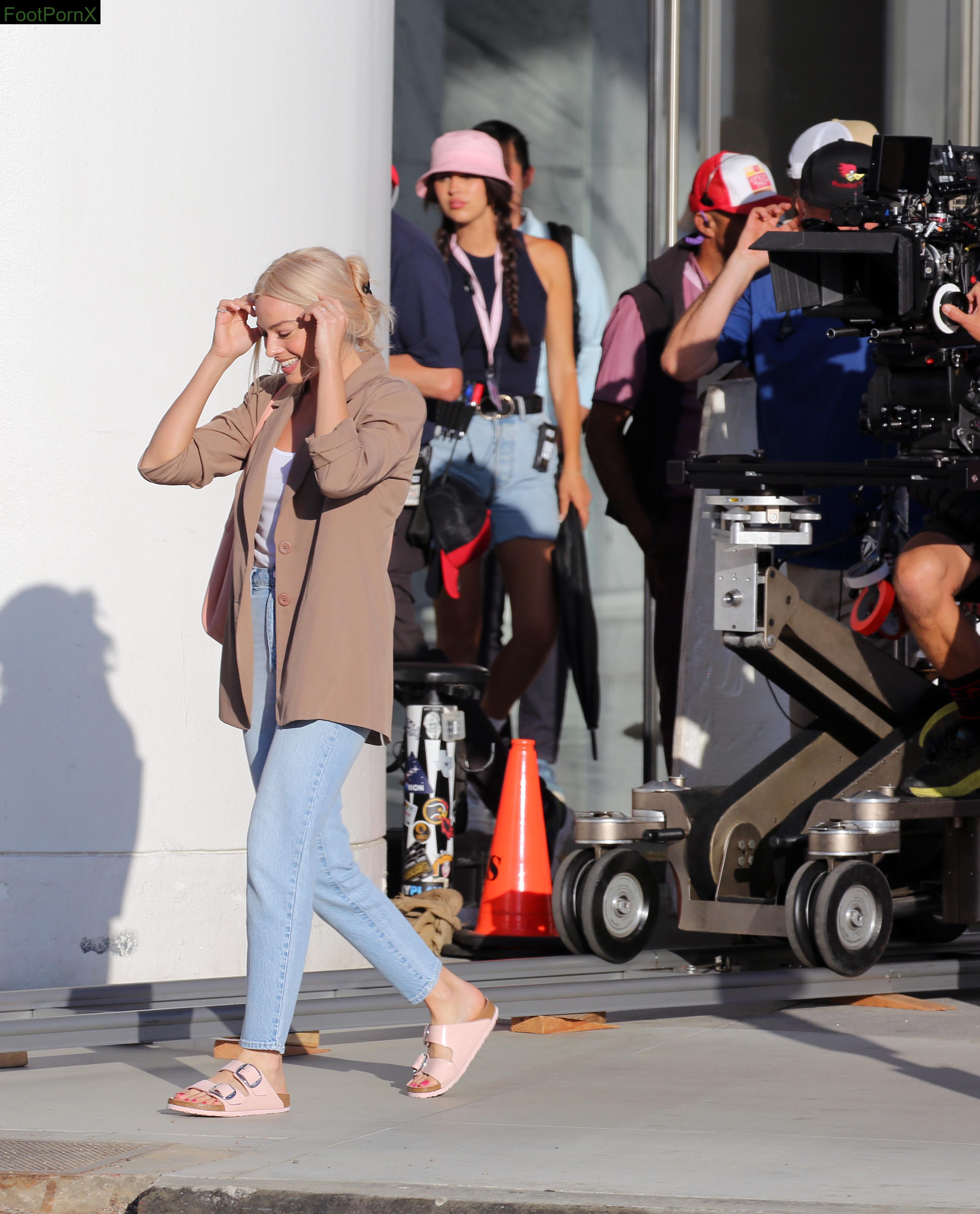 margot robbie feet photo 19