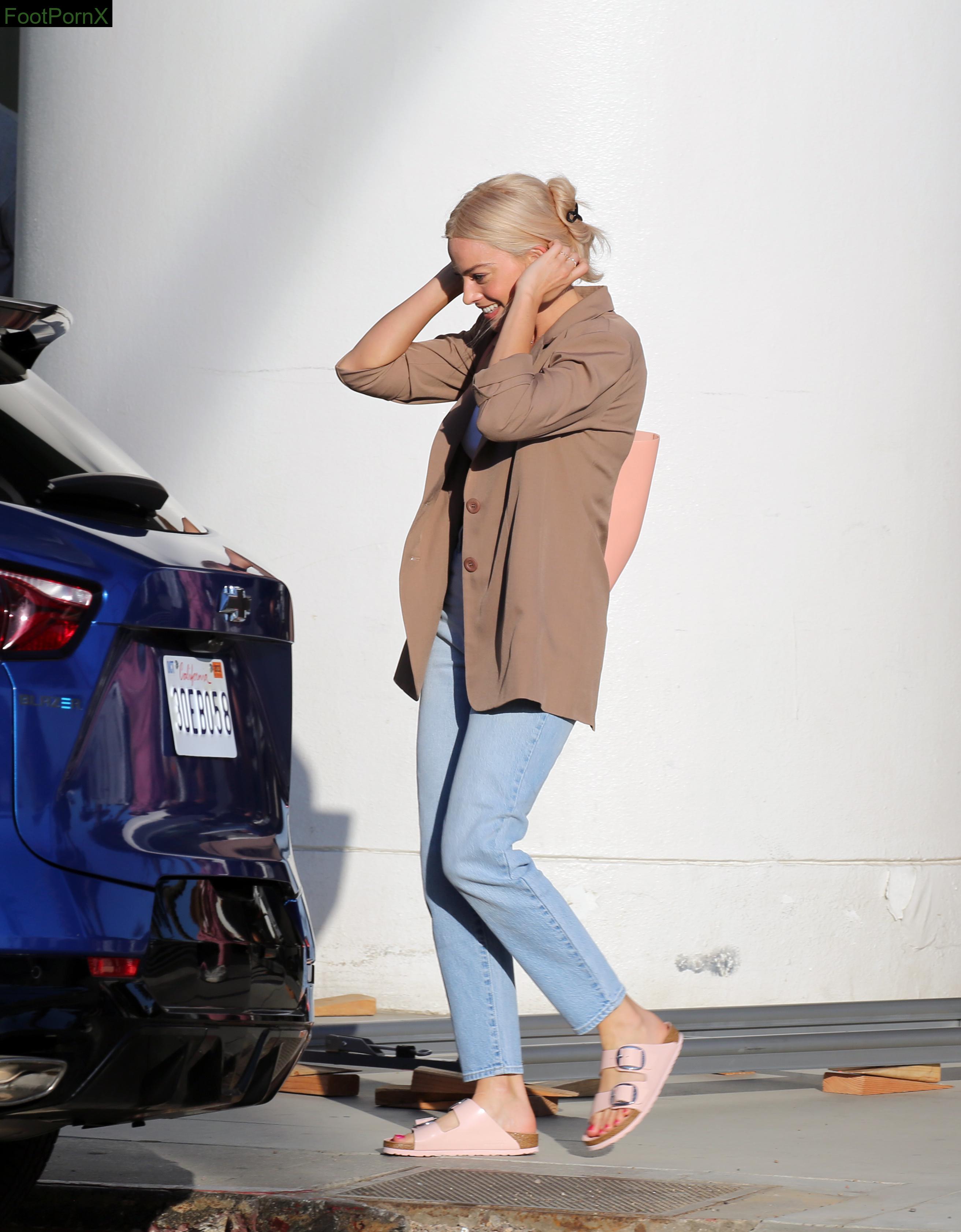 margot robbie feet photo 22