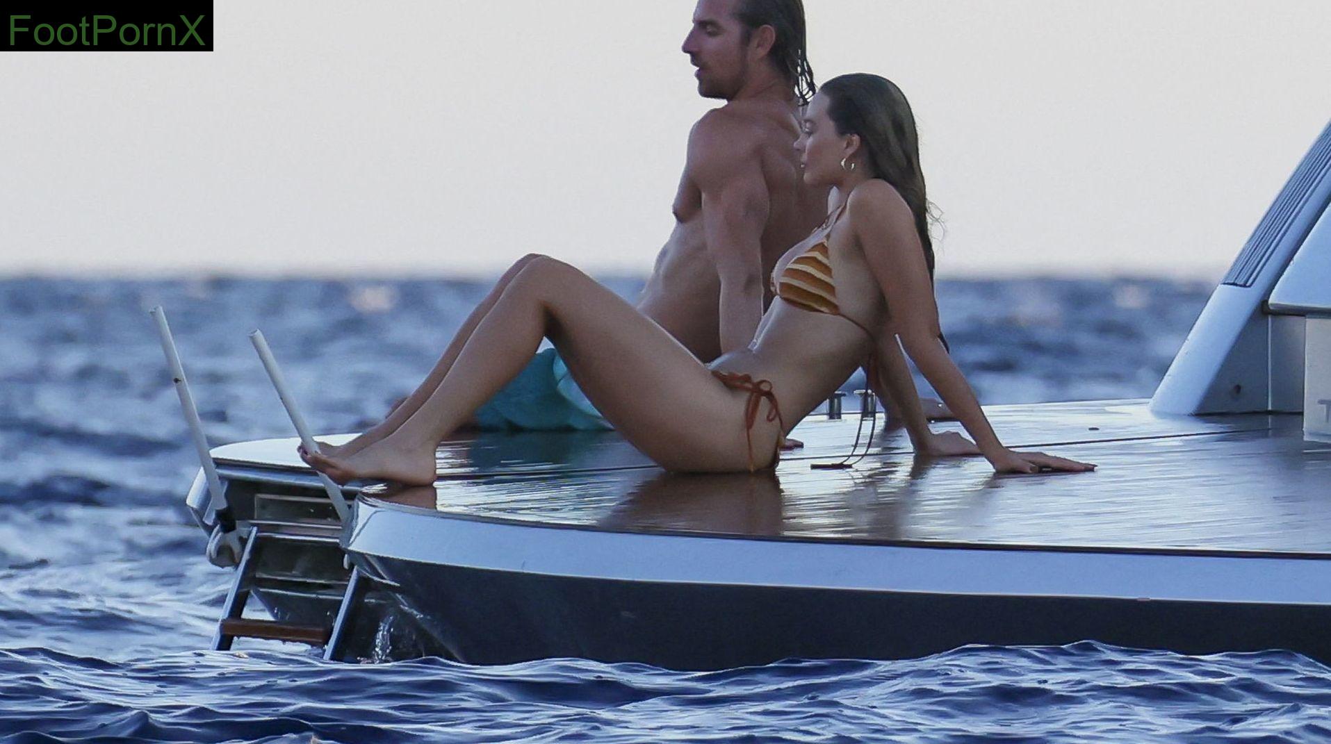 margot robbie feet photo 1
