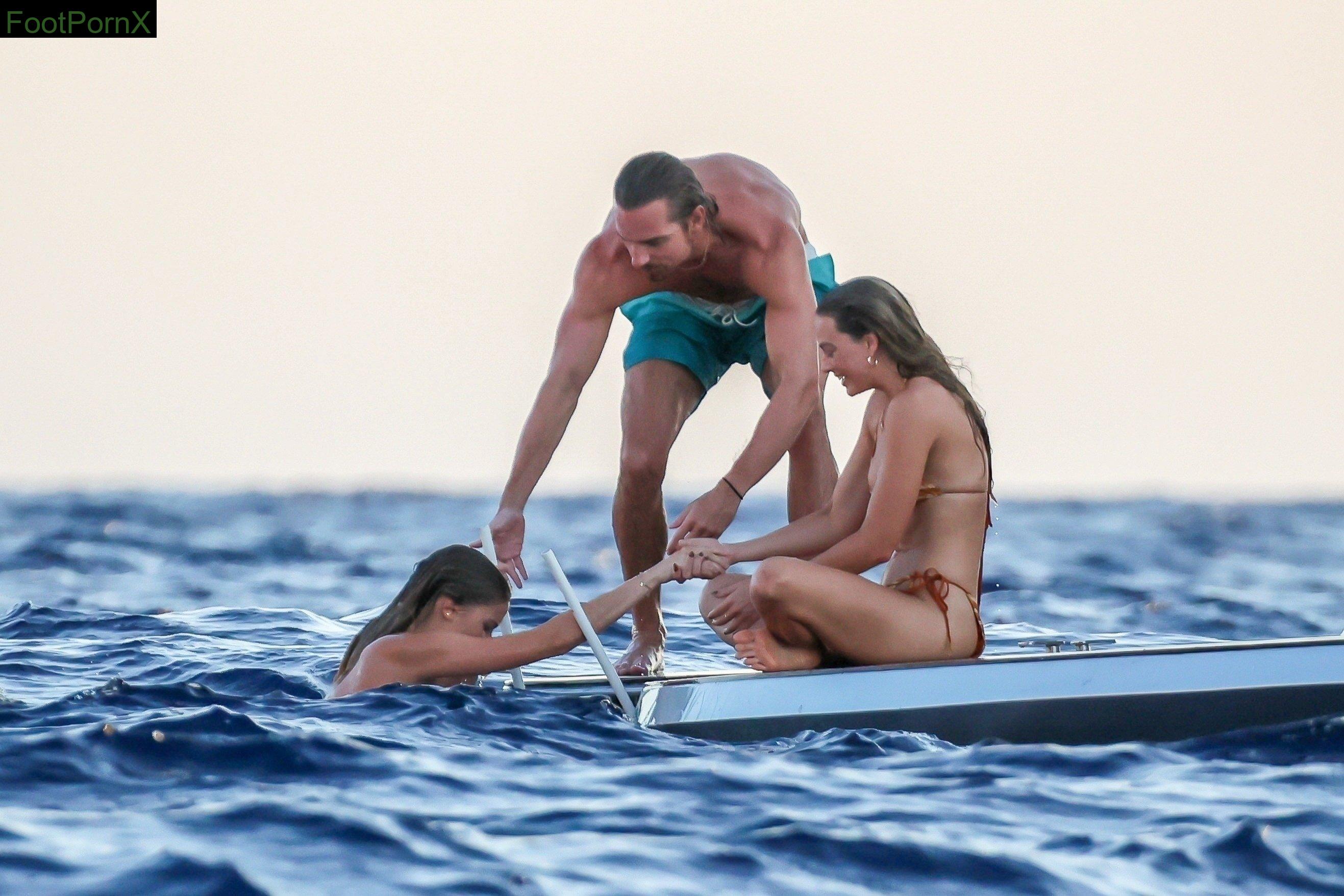 margot robbie feet photo 12