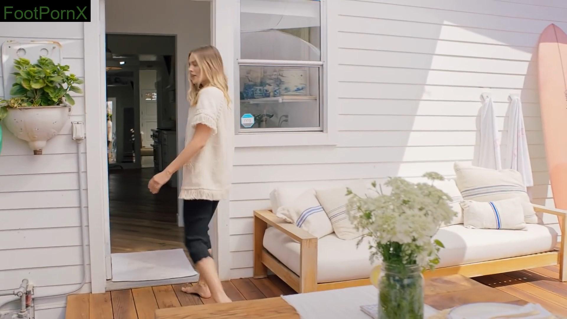 margot robbie feet photo 2