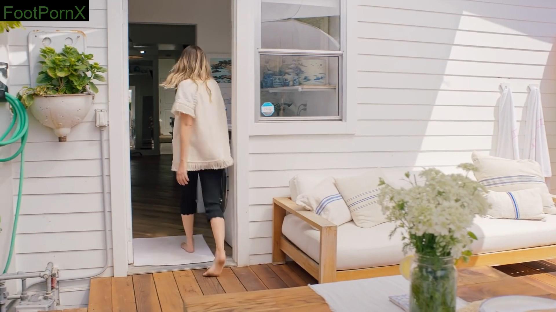 margot robbie feet photo 17
