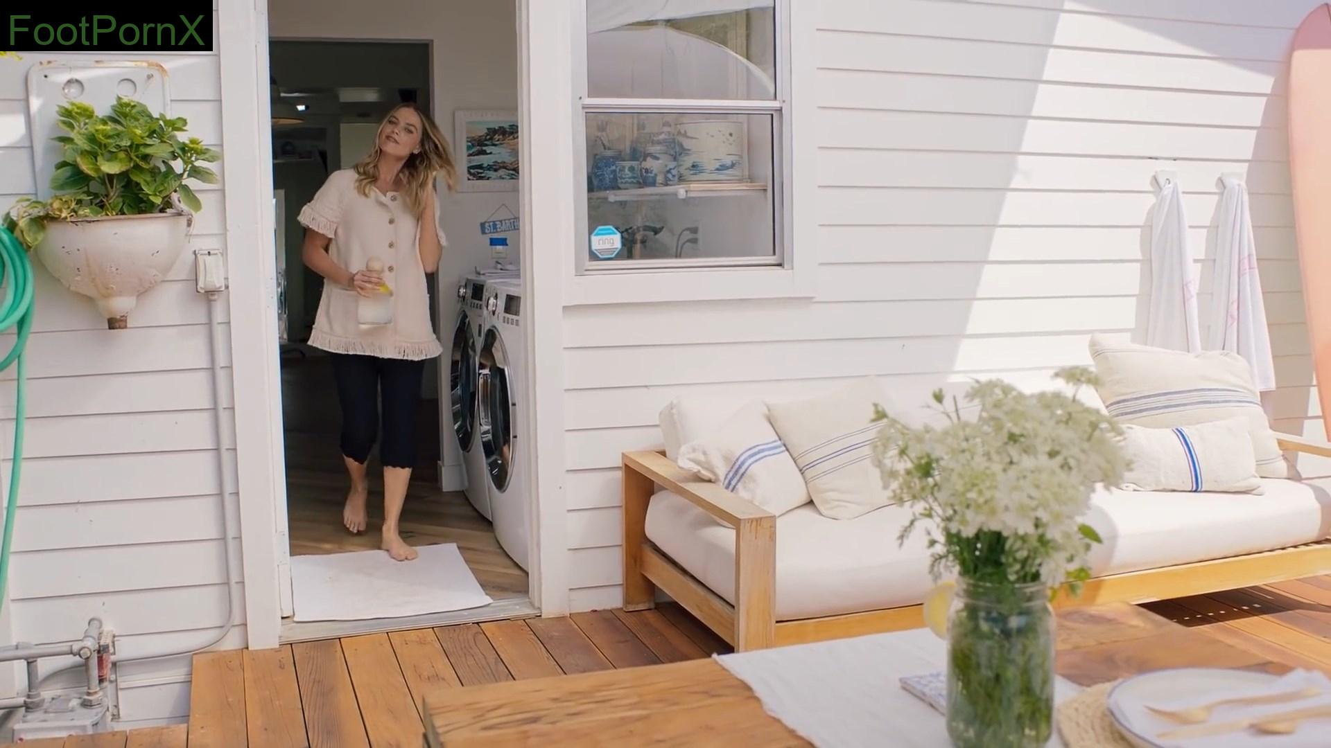 margot robbie feet photo 16