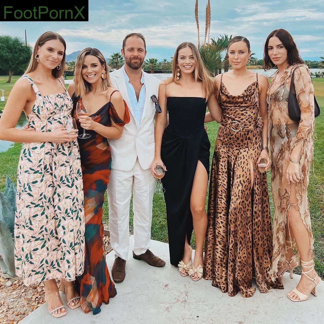 margot robbie feet photo 15