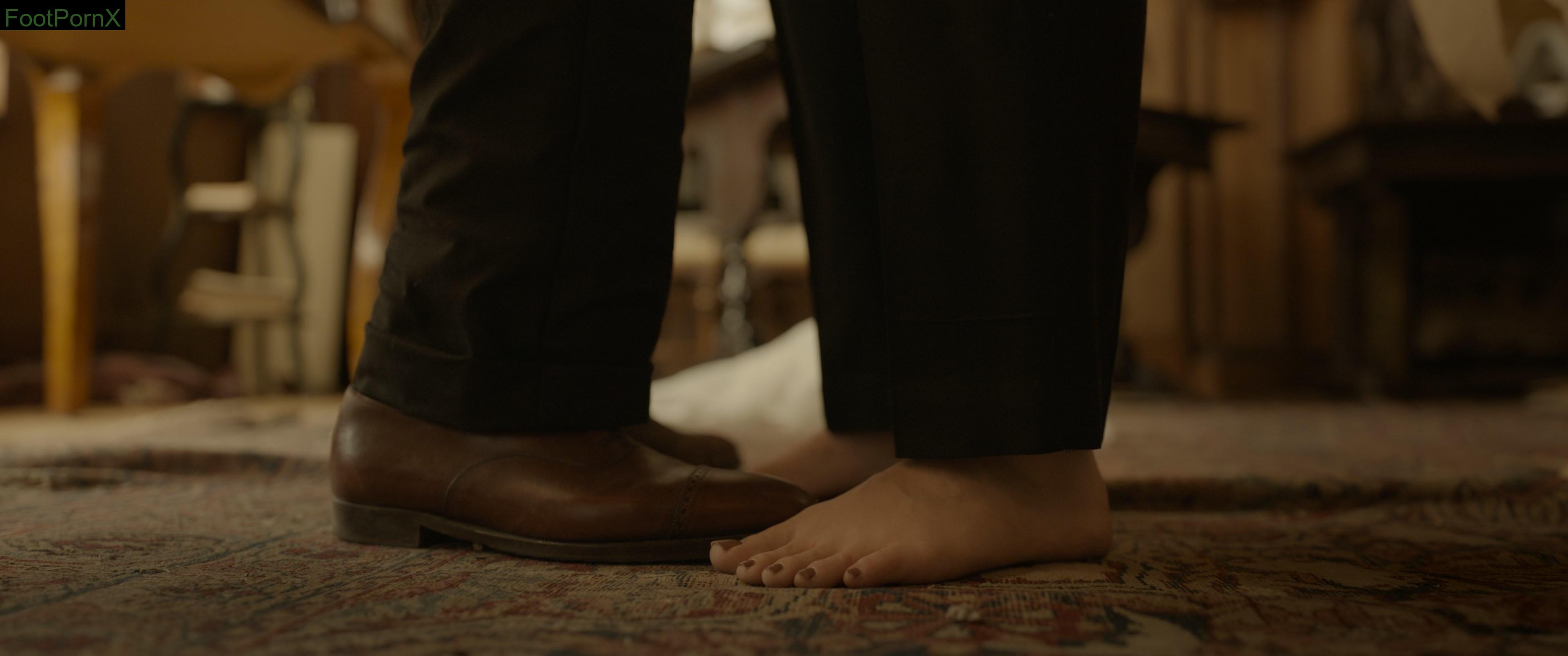 margot robbie feet photo 12