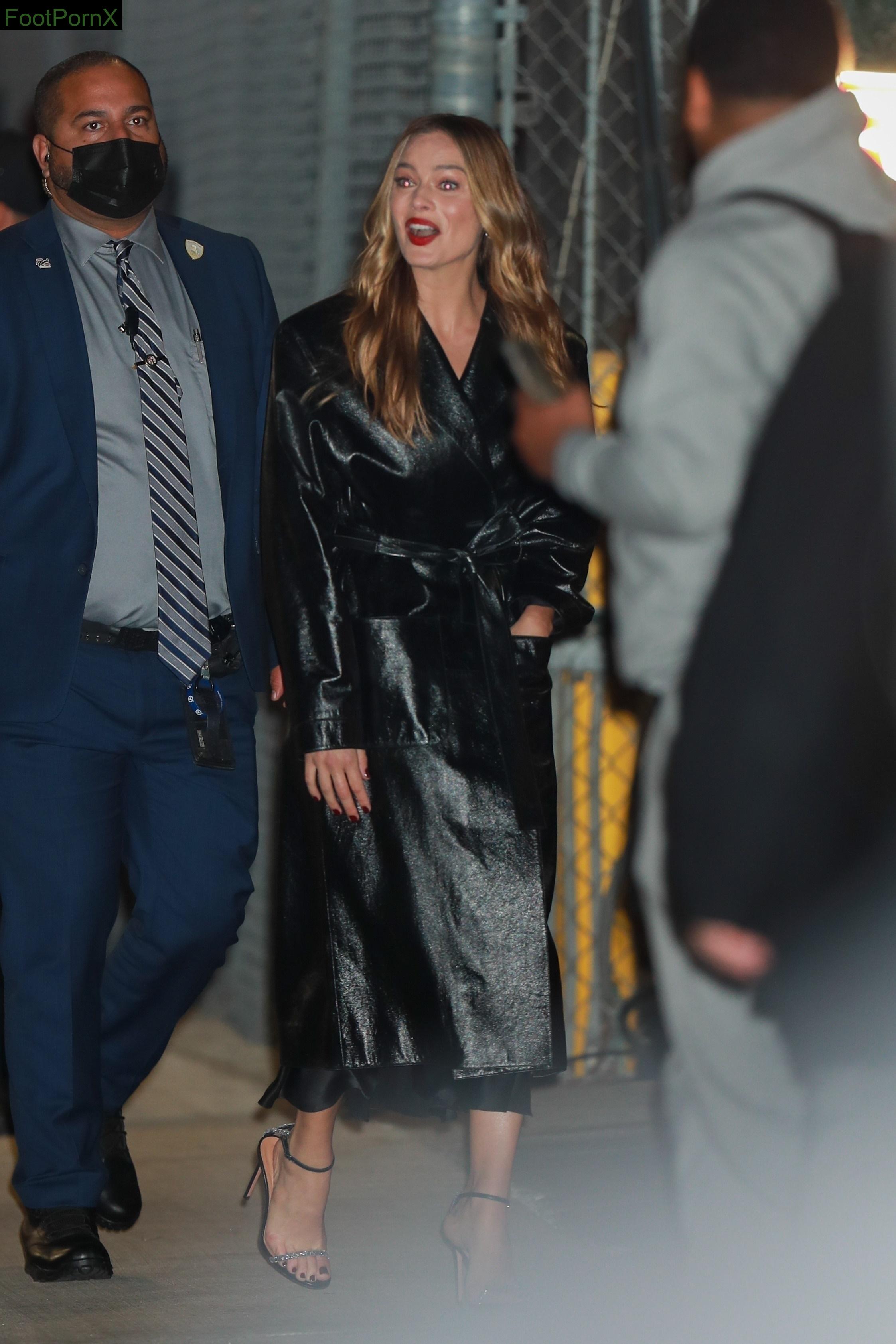 margot robbie feet photo 4