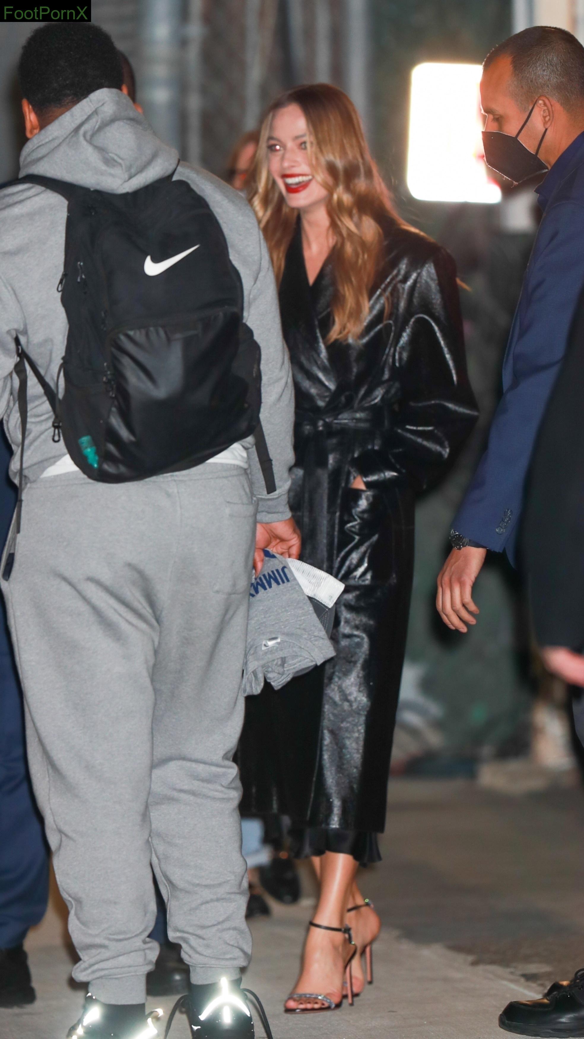 margot robbie feet photo 8