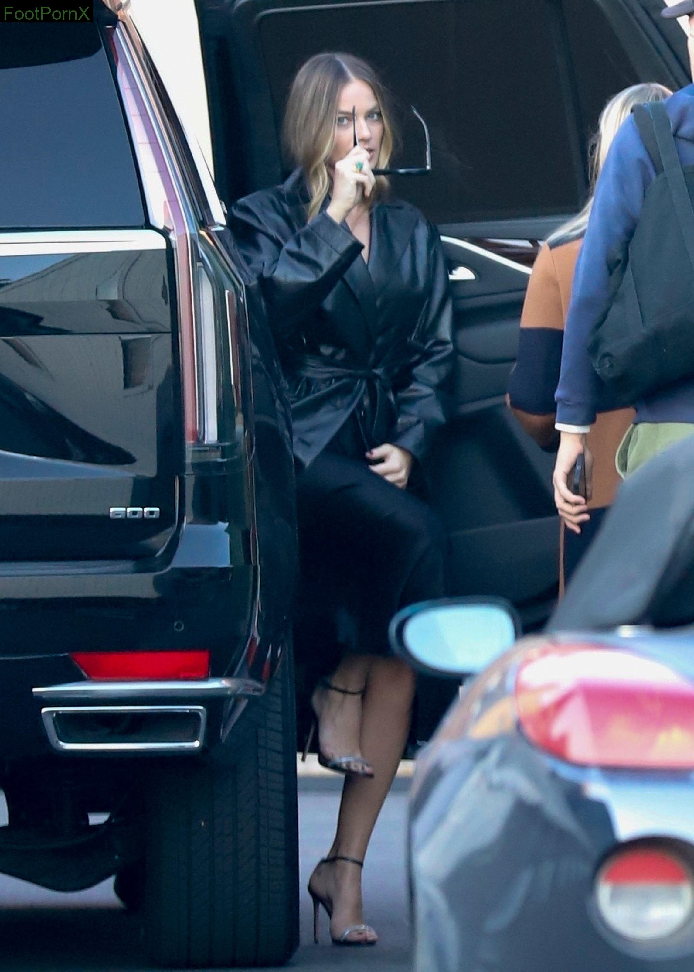 margot robbie feet photo 21