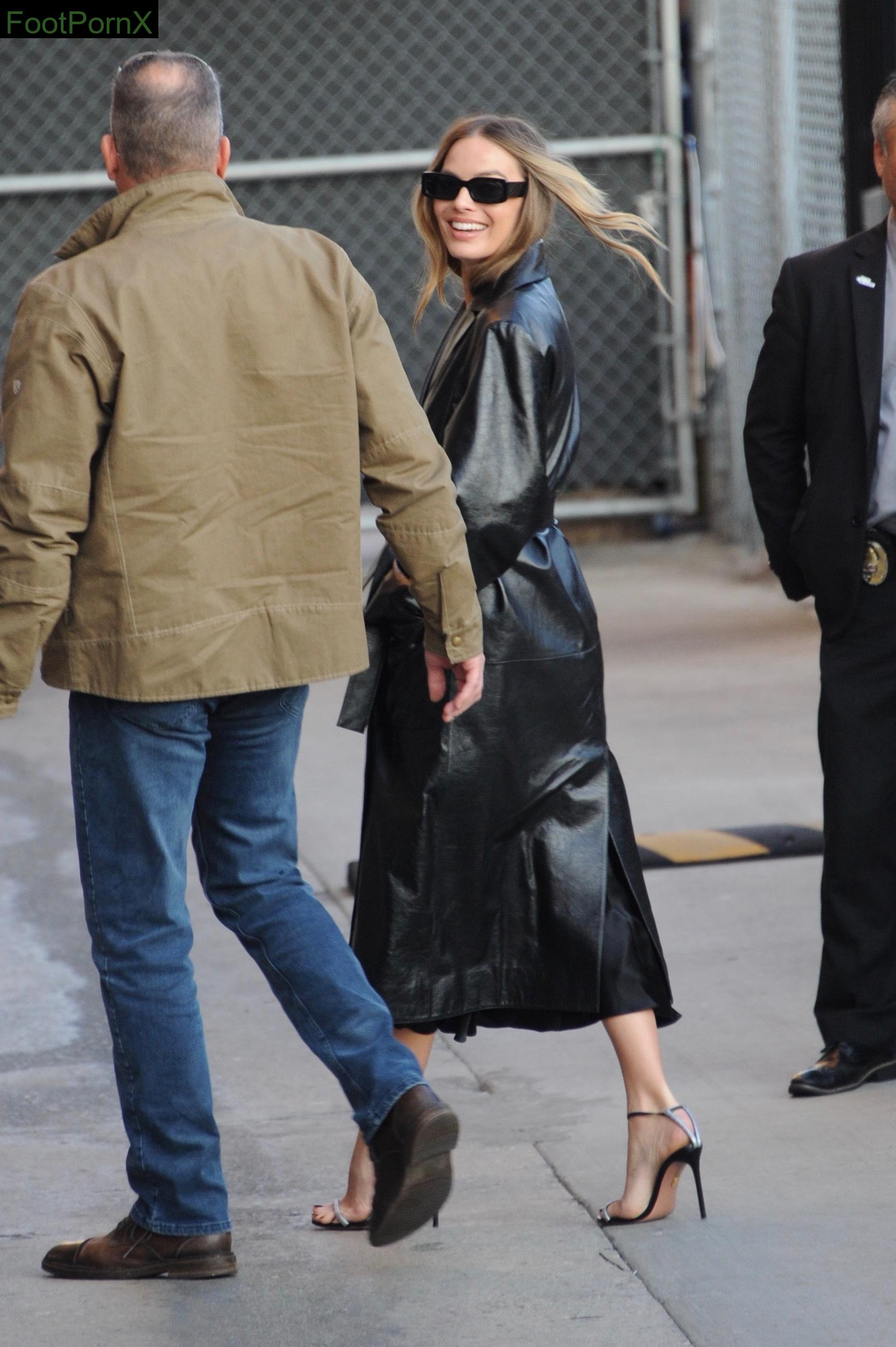 margot robbie feet photo 23