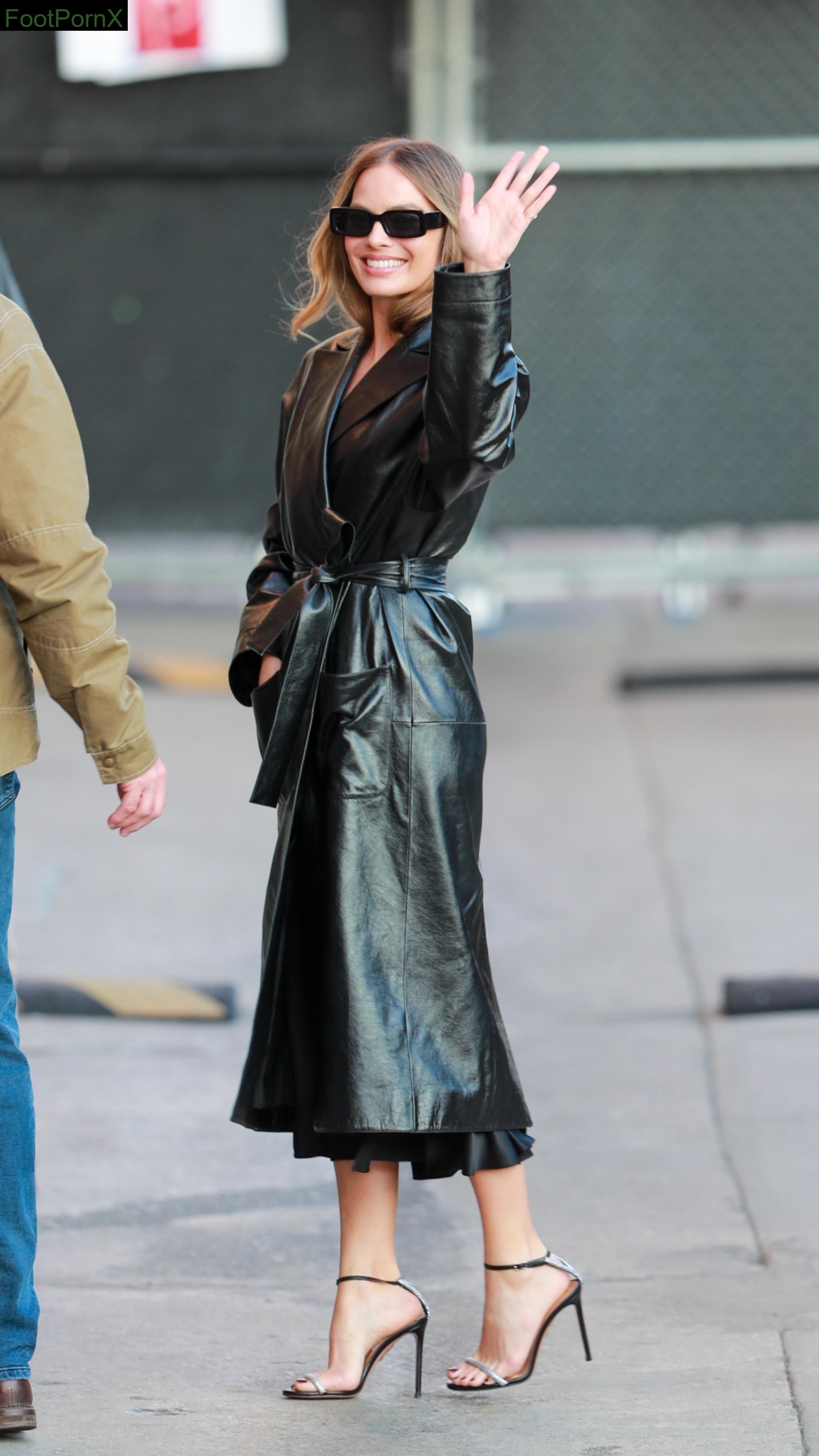 margot robbie feet photo 1