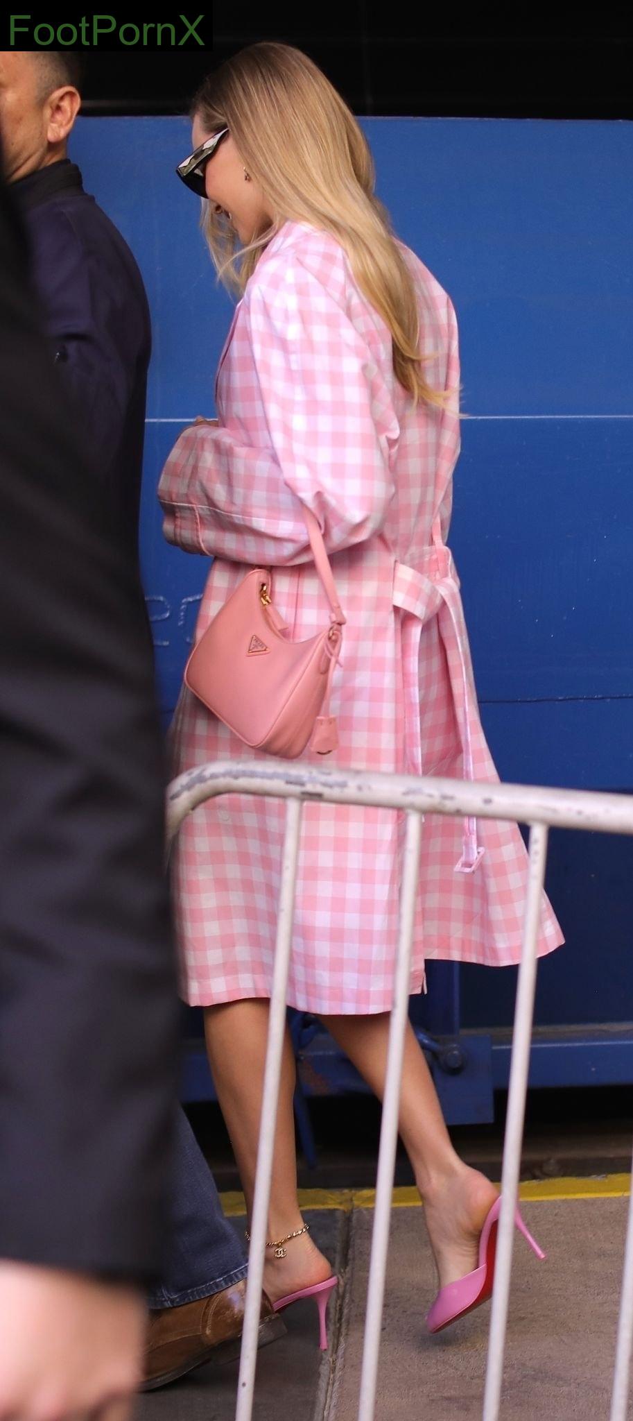 margot robbie feet photo 1