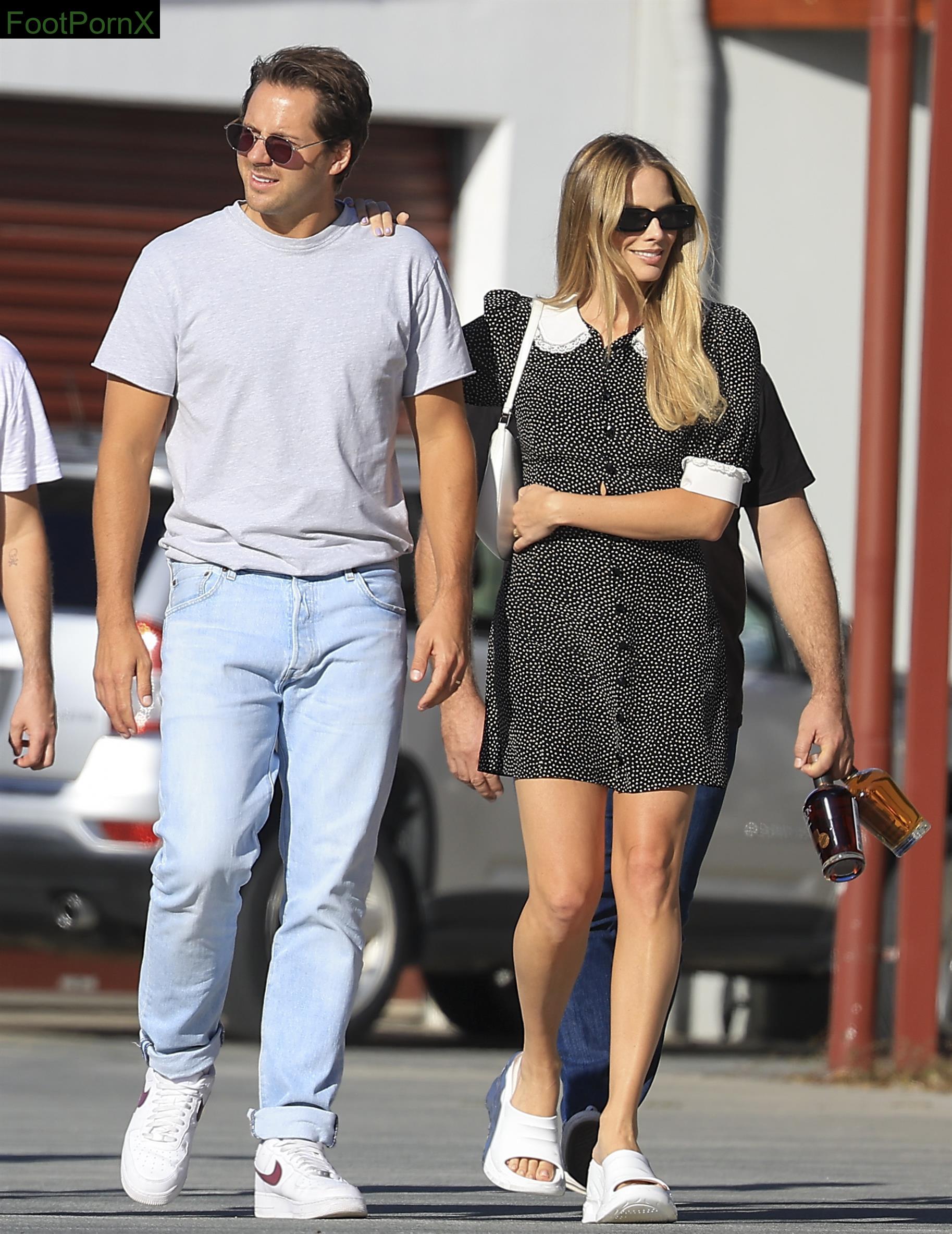 margot robbie feet photo 20