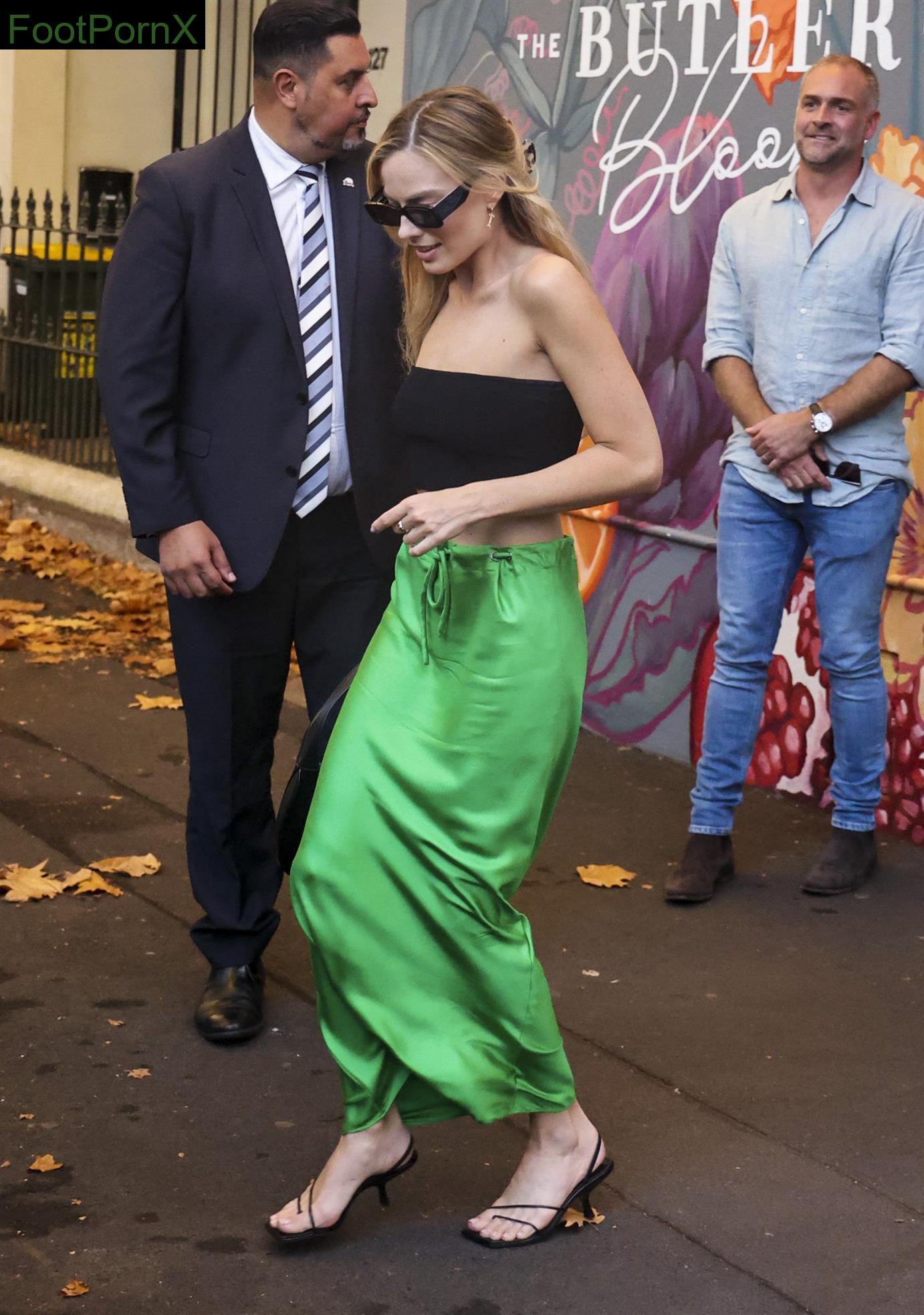 margot robbie feet photo 13
