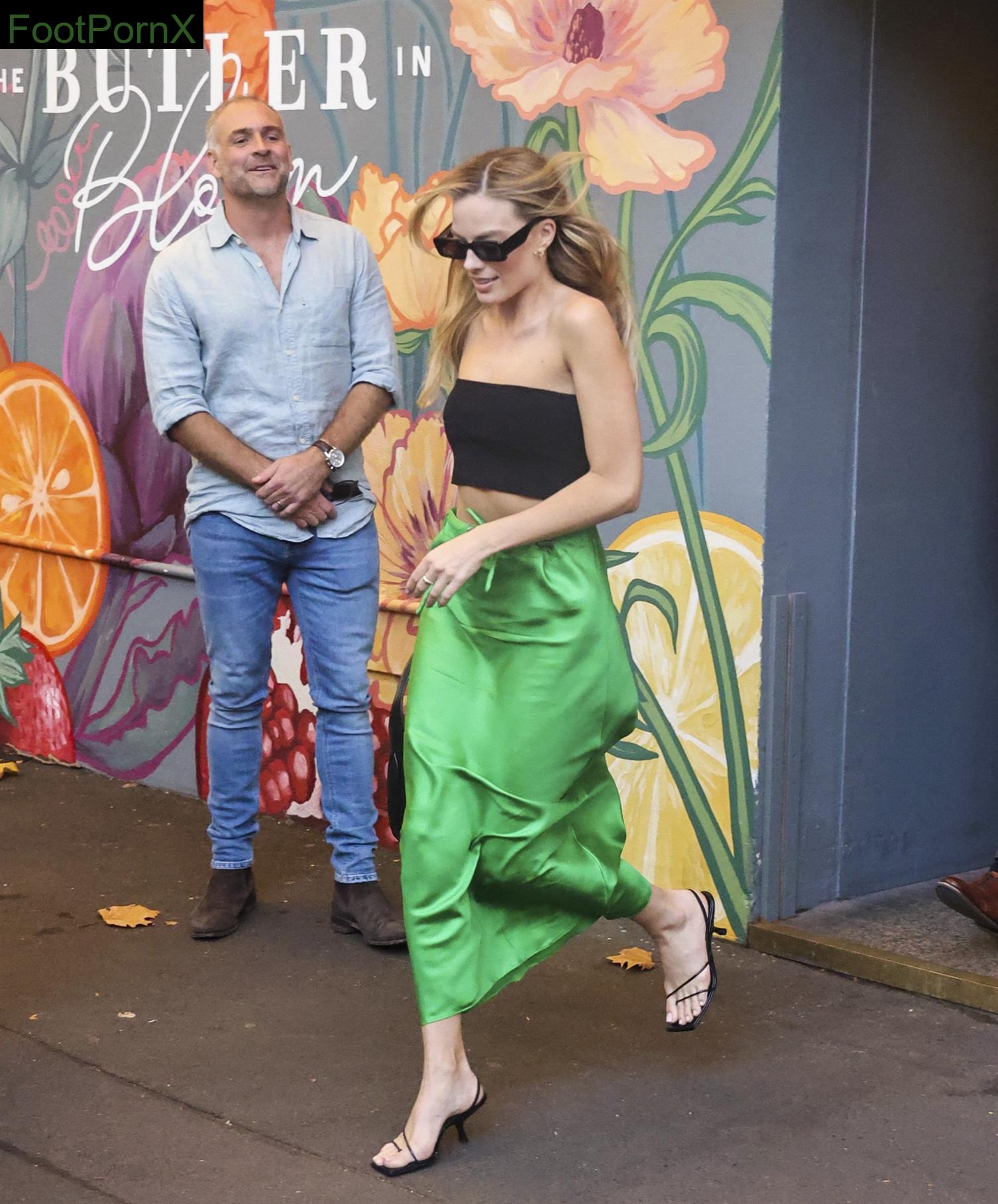 margot robbie feet photo 12