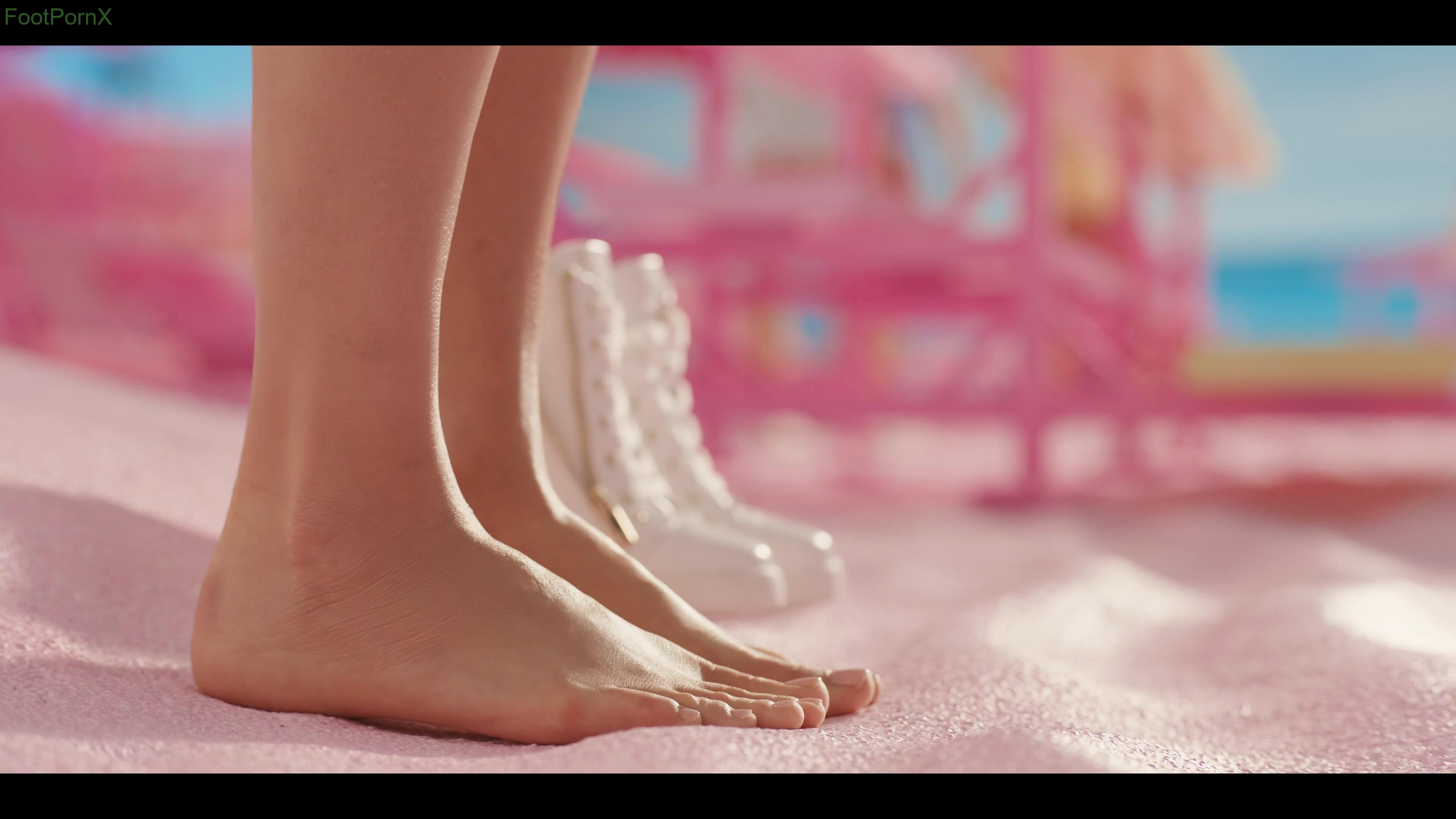 margot robbie feet photo 8