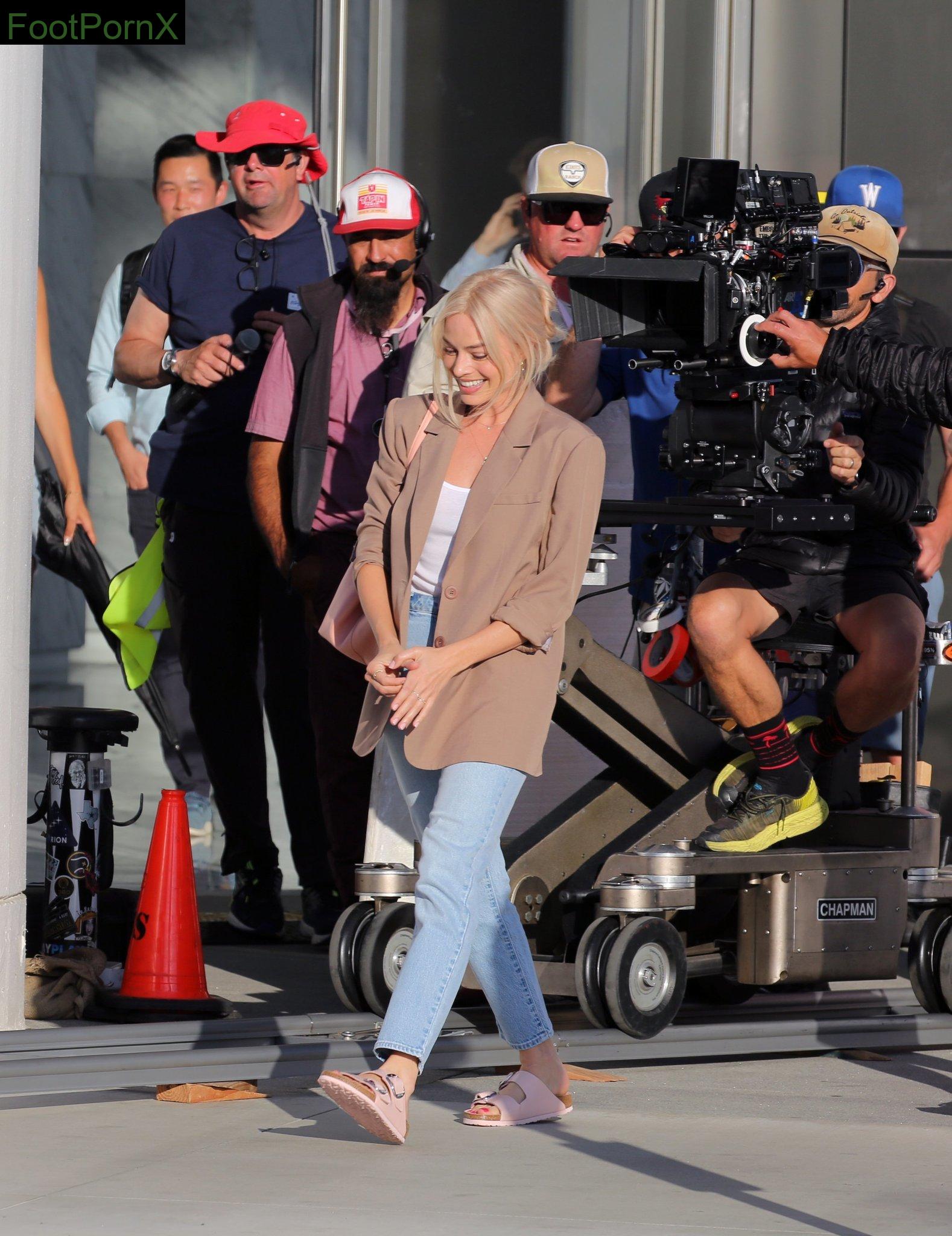 margot robbie feet photo 23