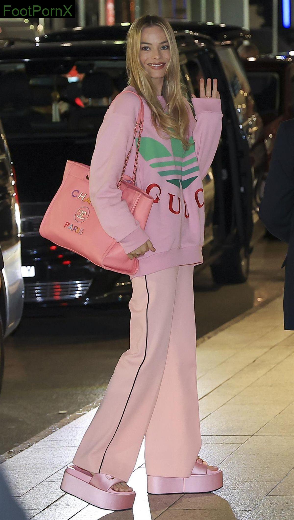 margot robbie feet photo 18