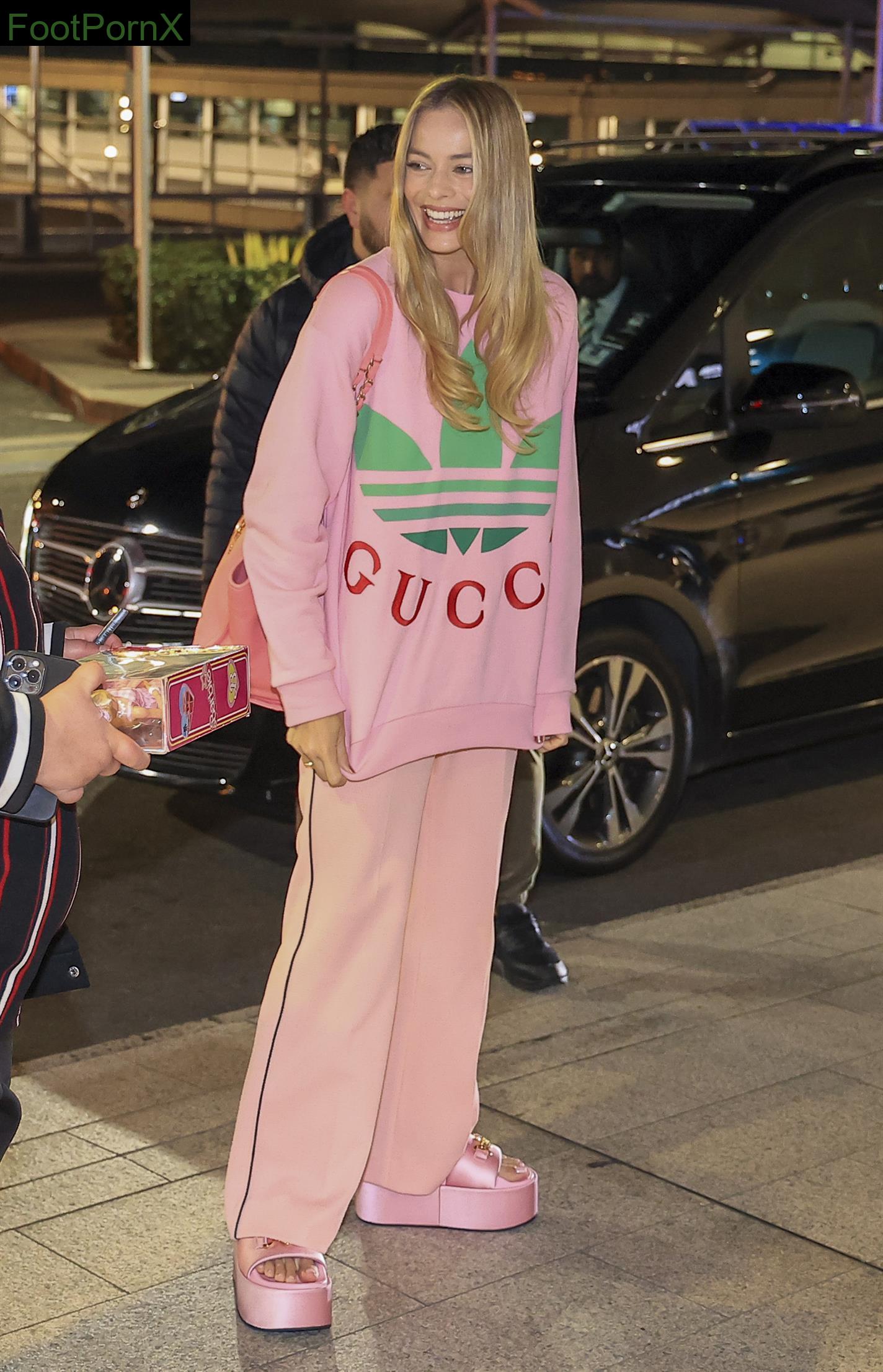 margot robbie feet photo 11