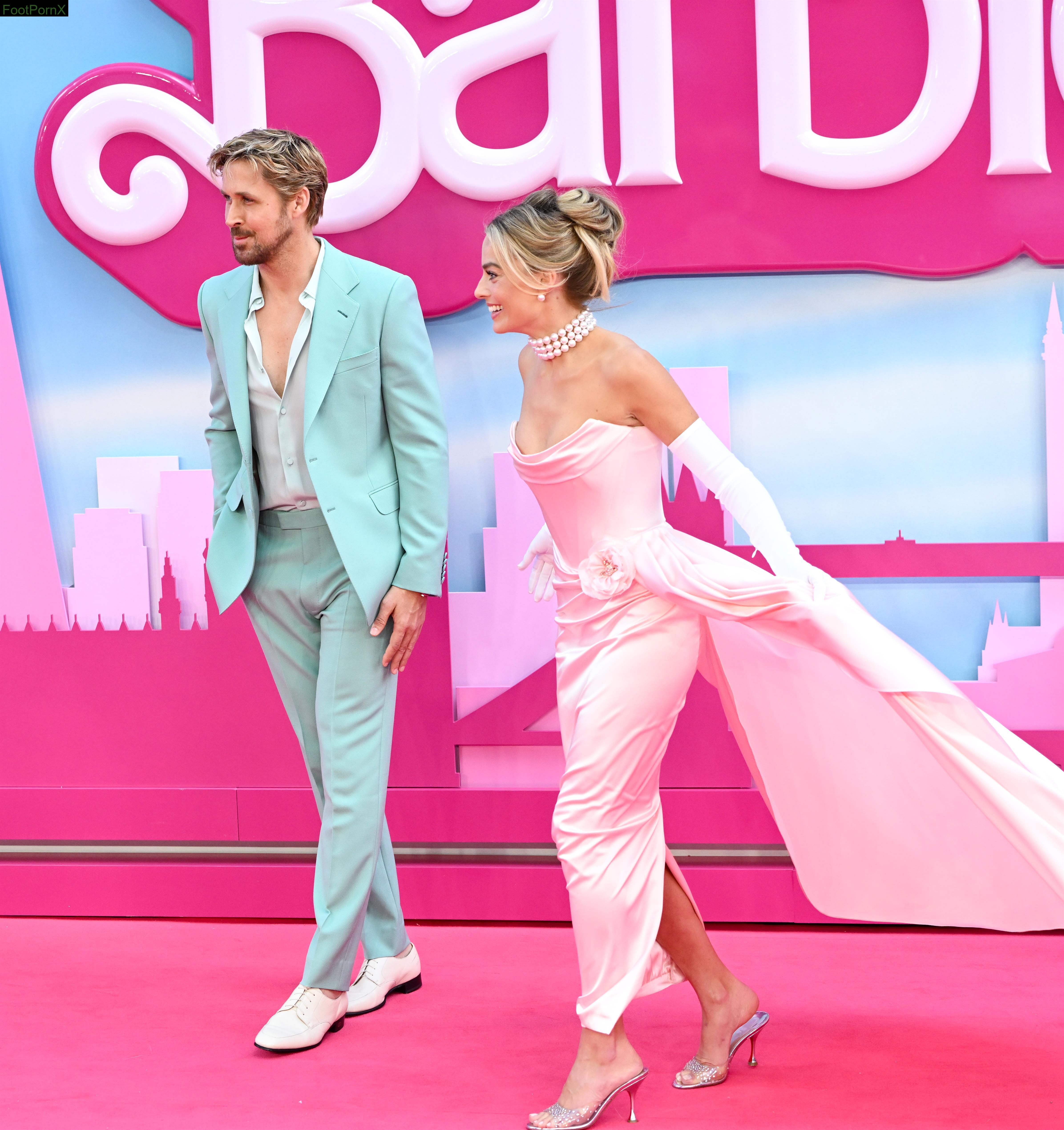 margot robbie feet photo 4