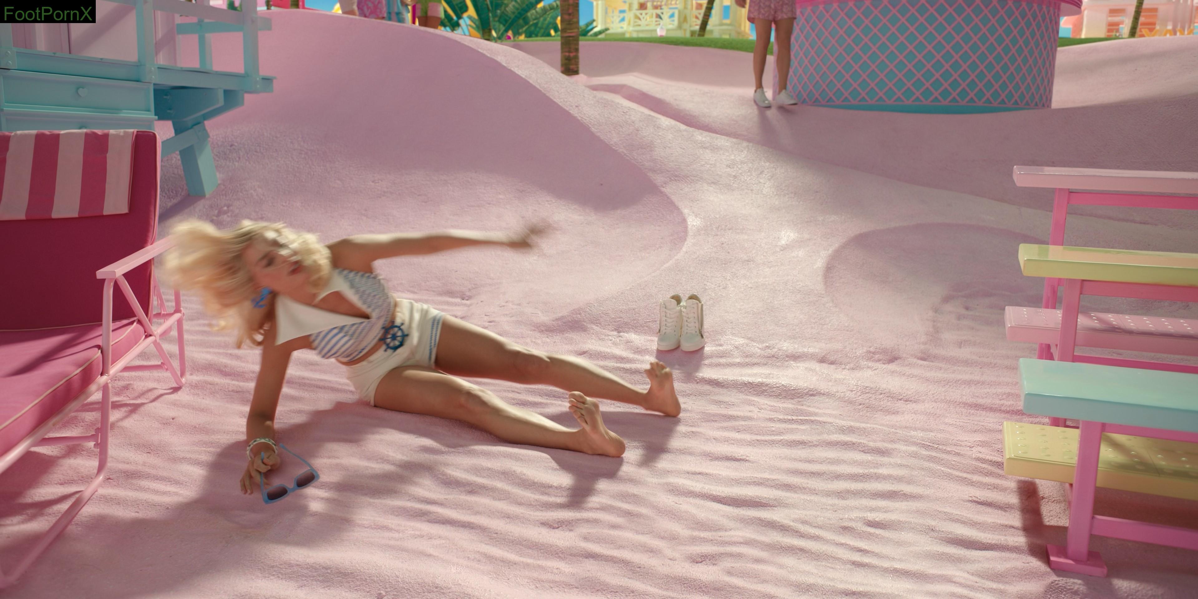 margot robbie feet photo 13