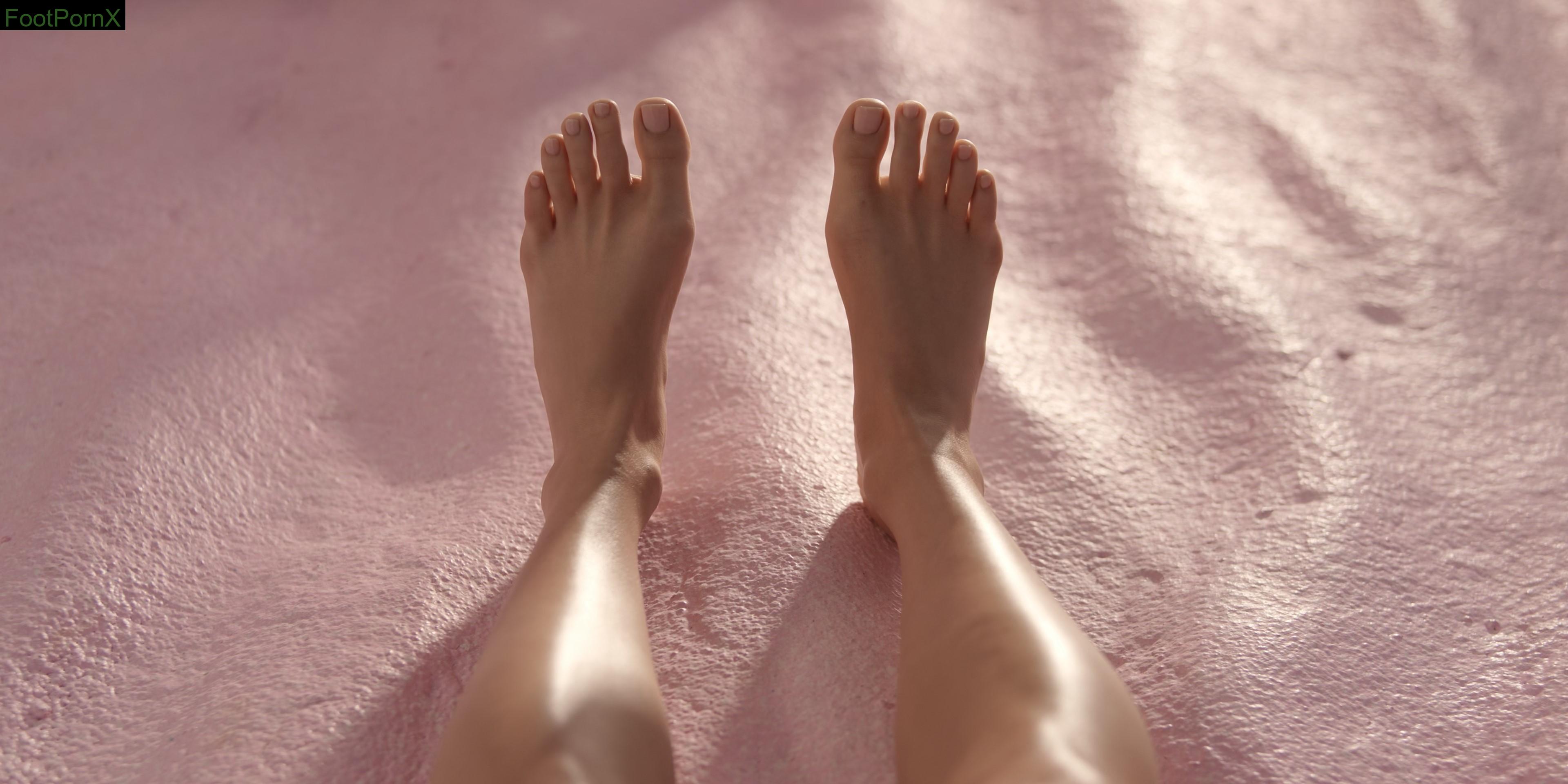 margot robbie feet photo 4