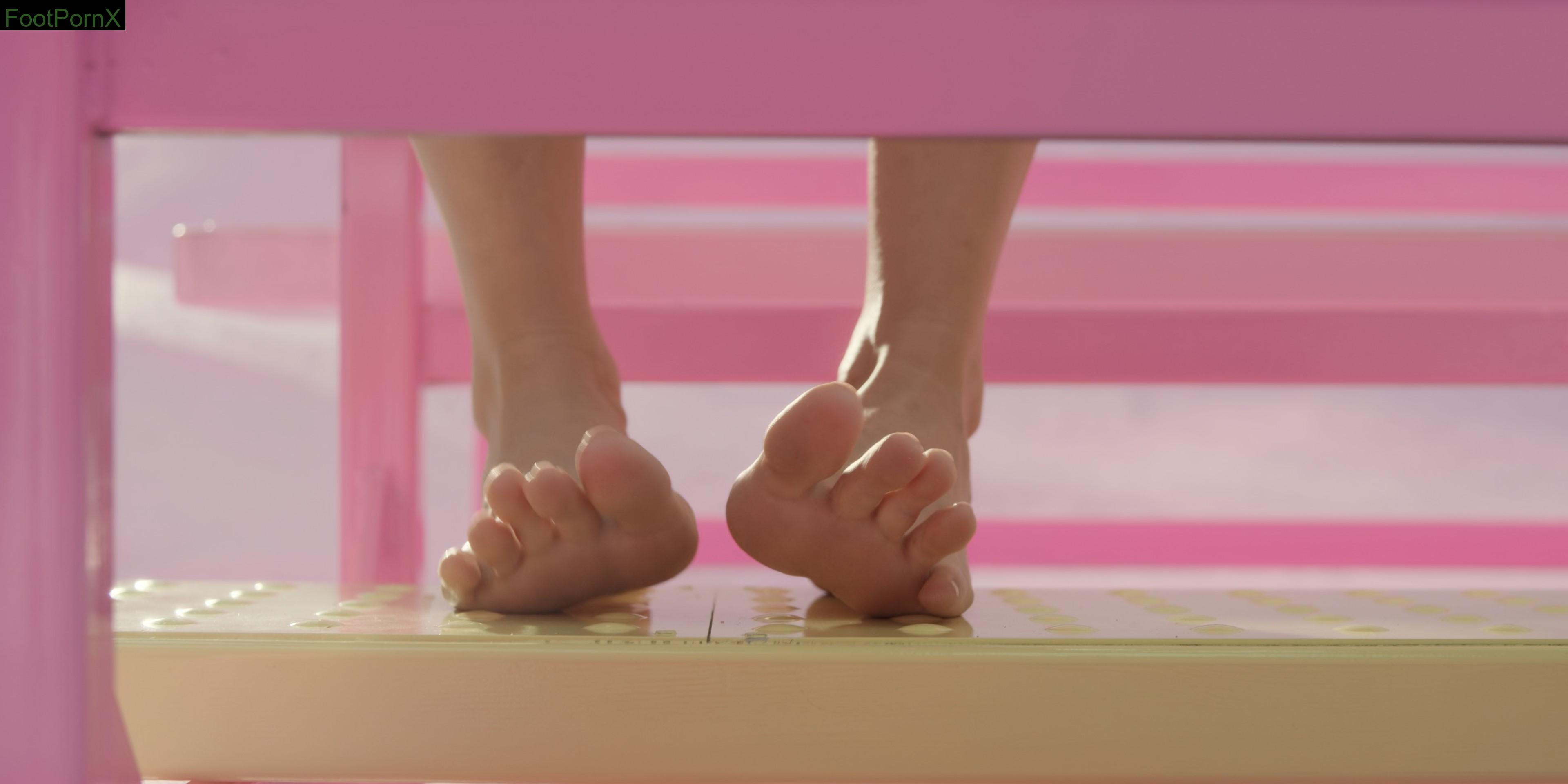 margot robbie feet photo 9