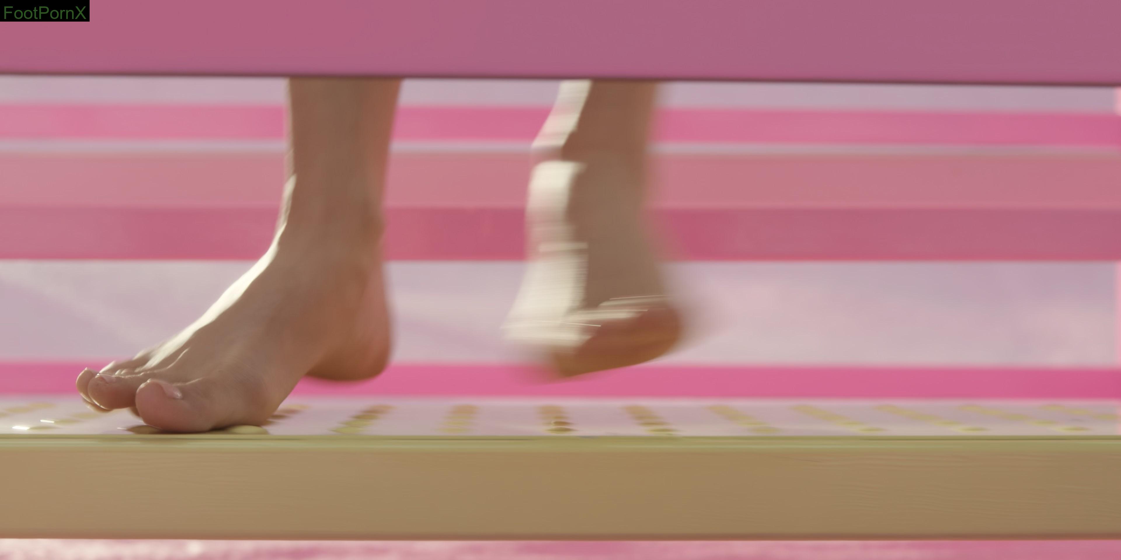 margot robbie feet photo 8
