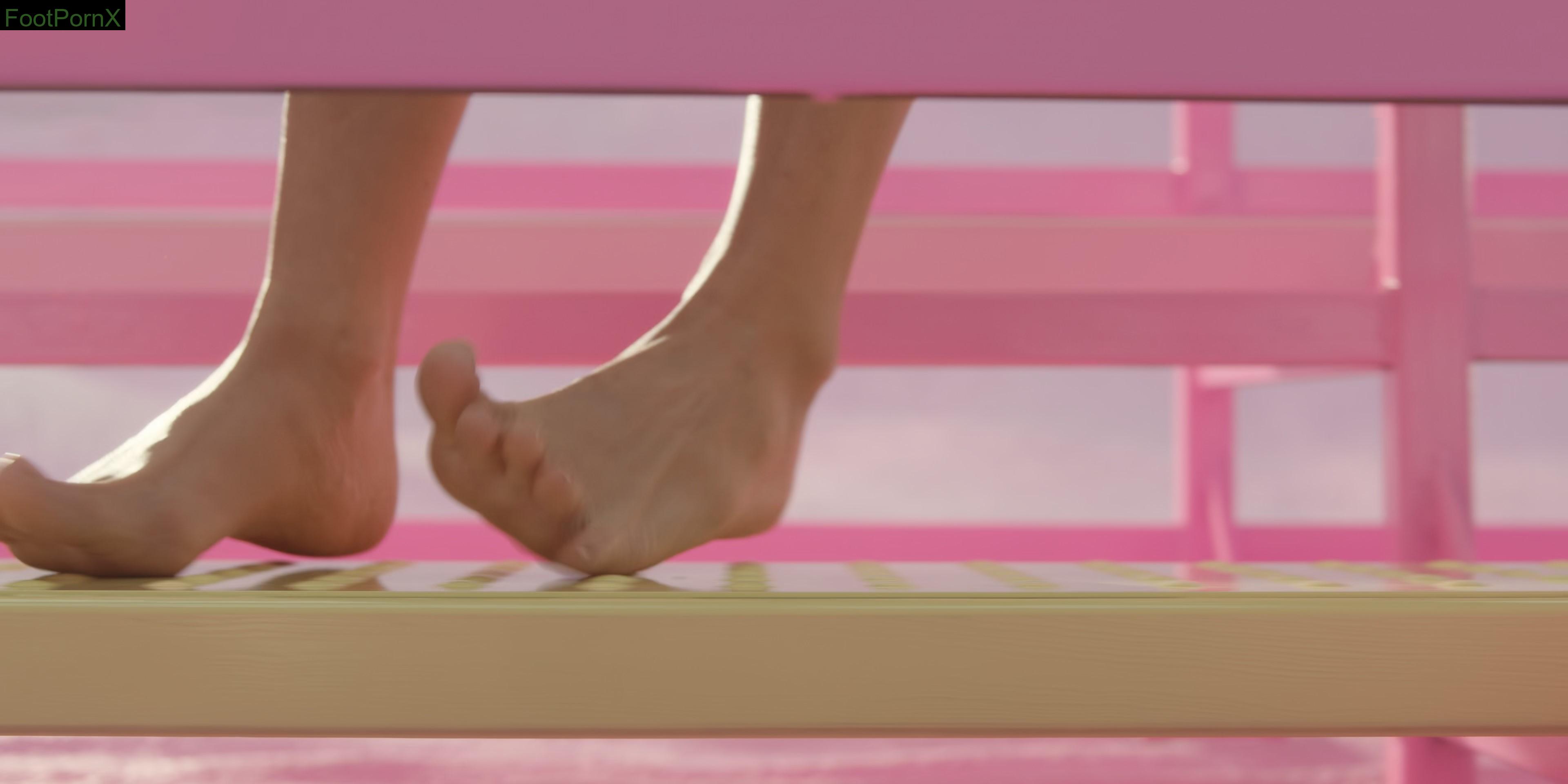 margot robbie feet photo 10