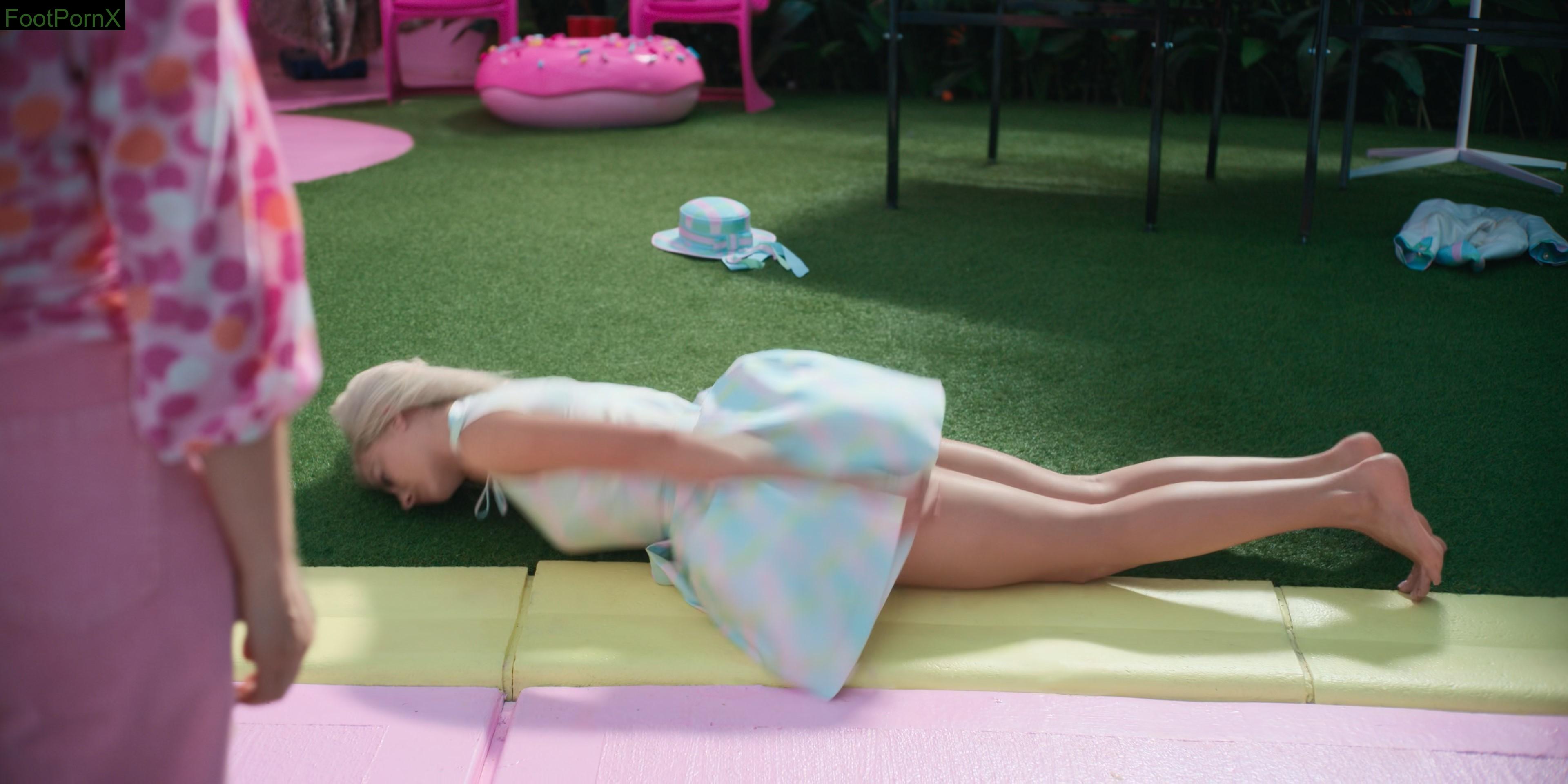 margot robbie feet photo 7