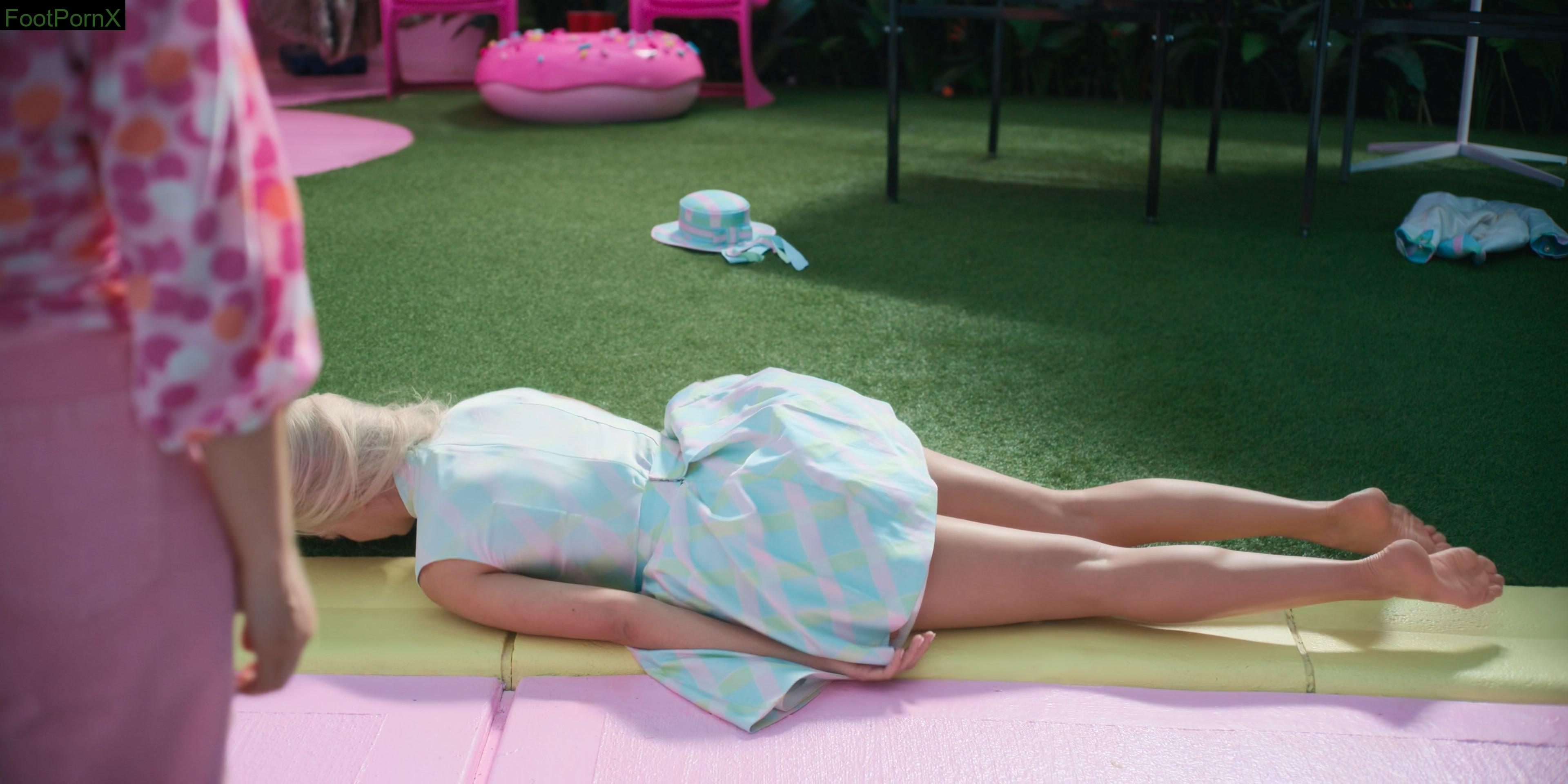 margot robbie feet photo 5