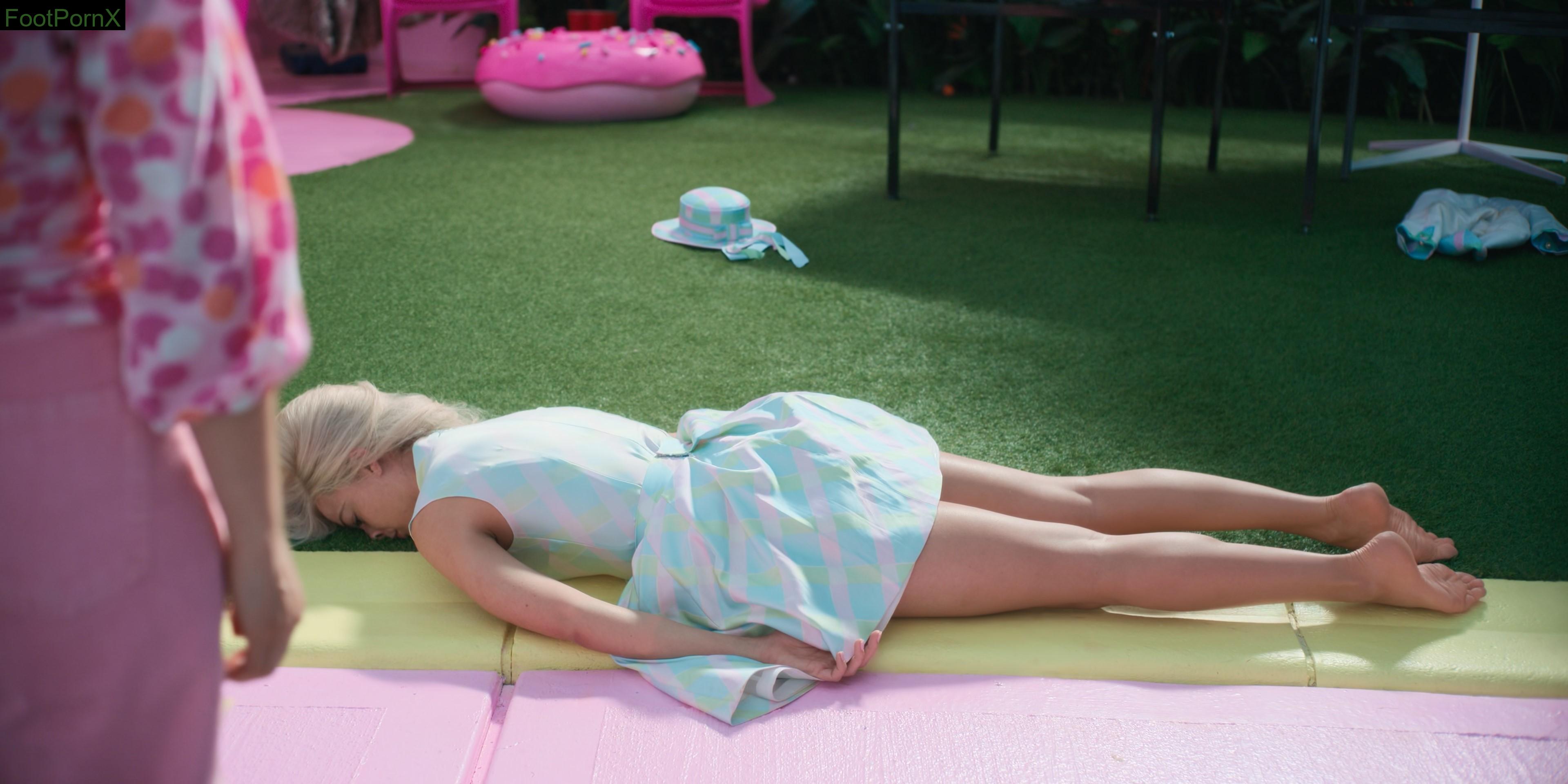 margot robbie feet photo 23