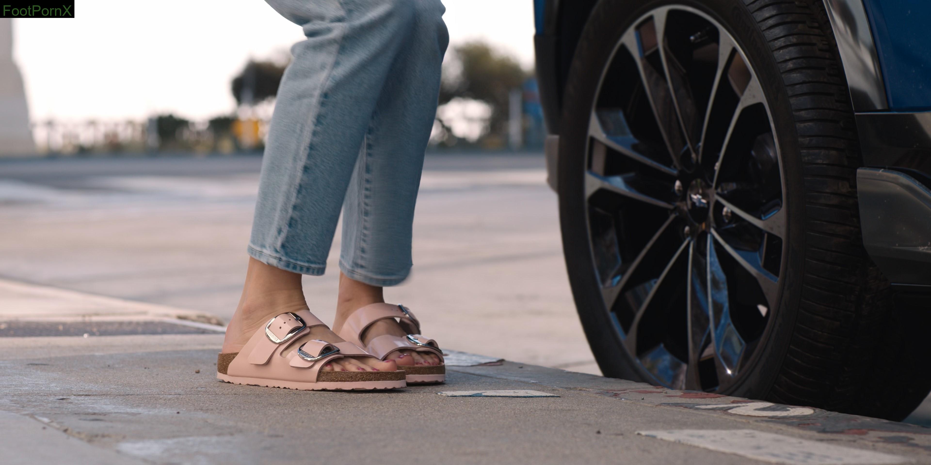 margot robbie feet photo 24