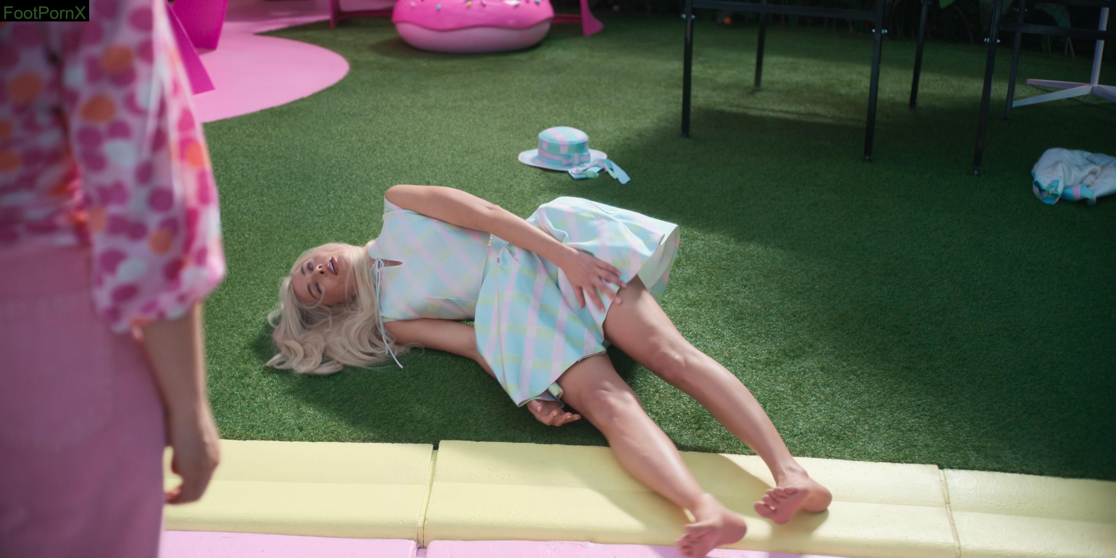 margot robbie feet photo 22