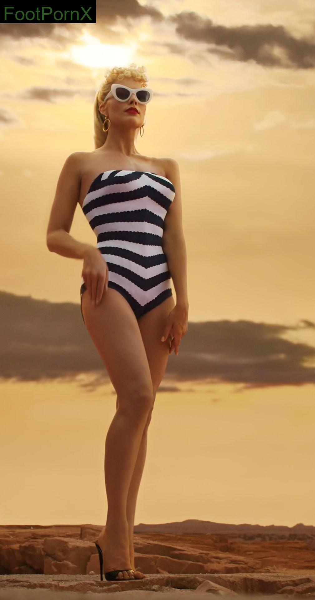 margot robbie feet photo 18