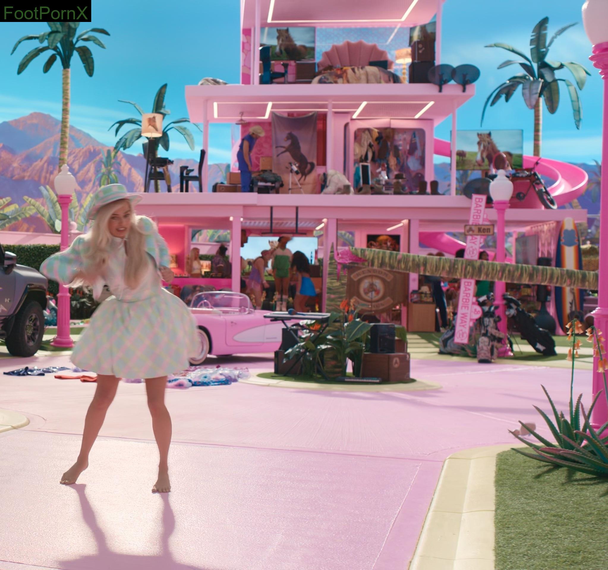 margot robbie feet photo 15