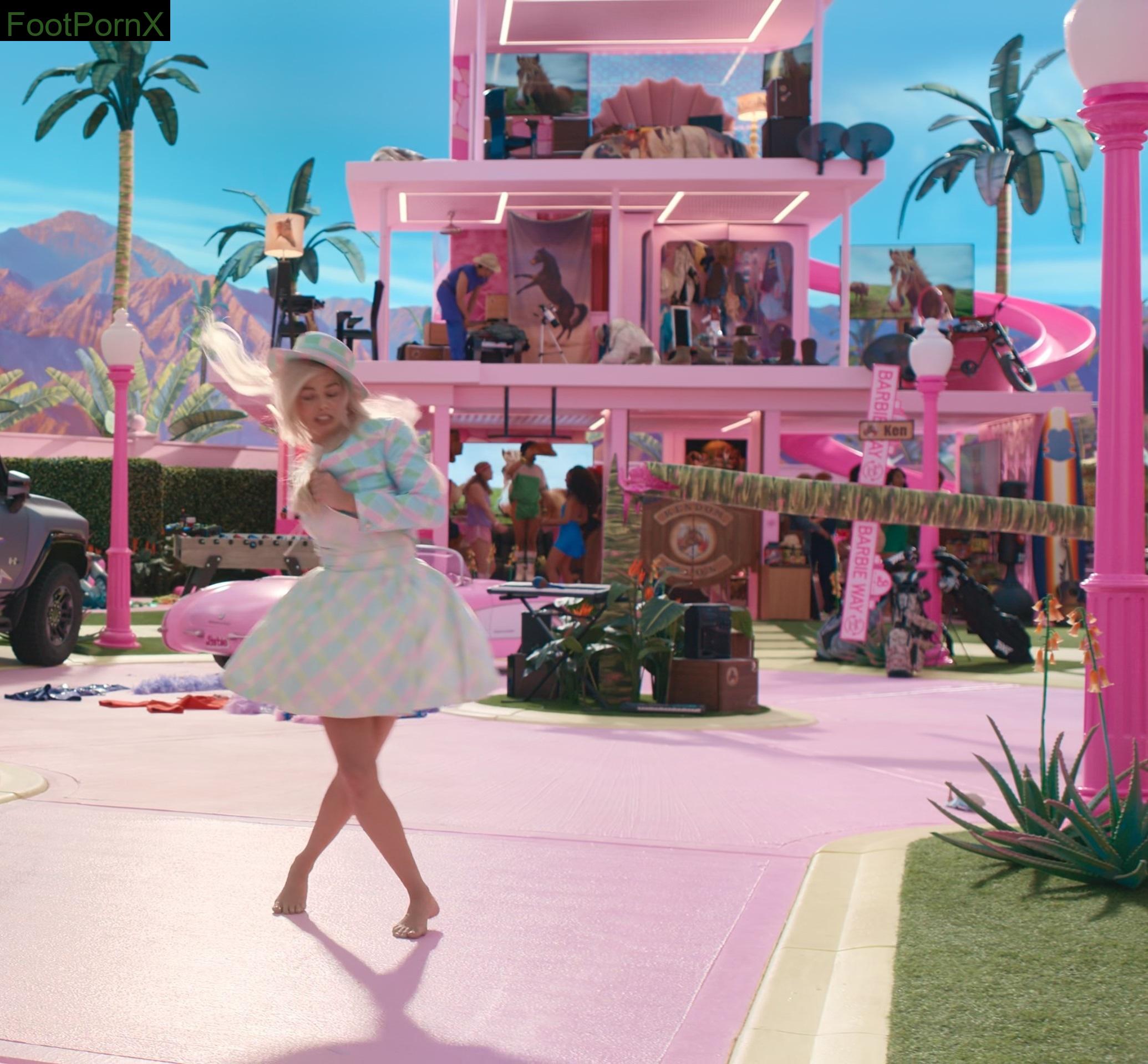 margot robbie feet photo 17