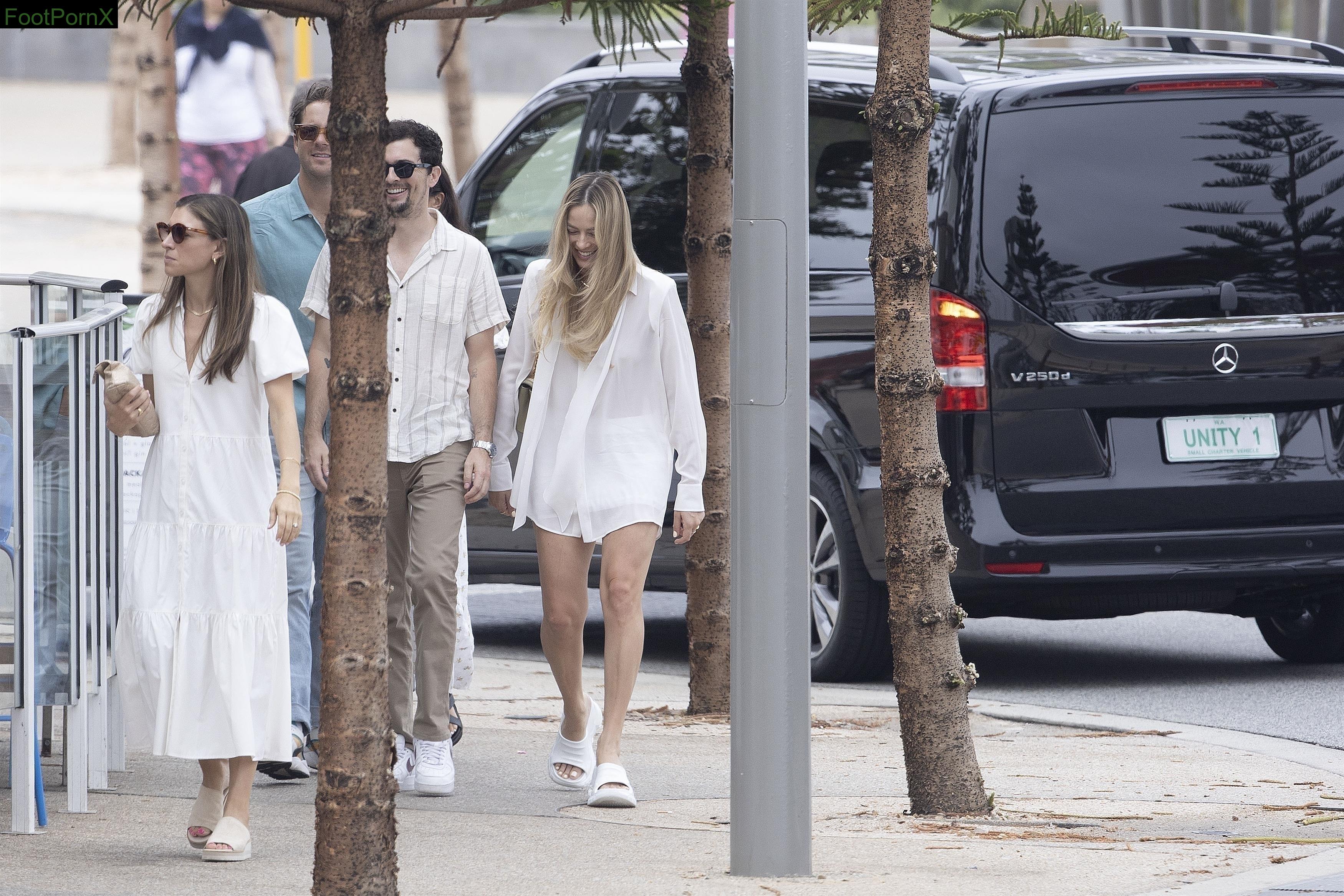 margot robbie feet photo 11