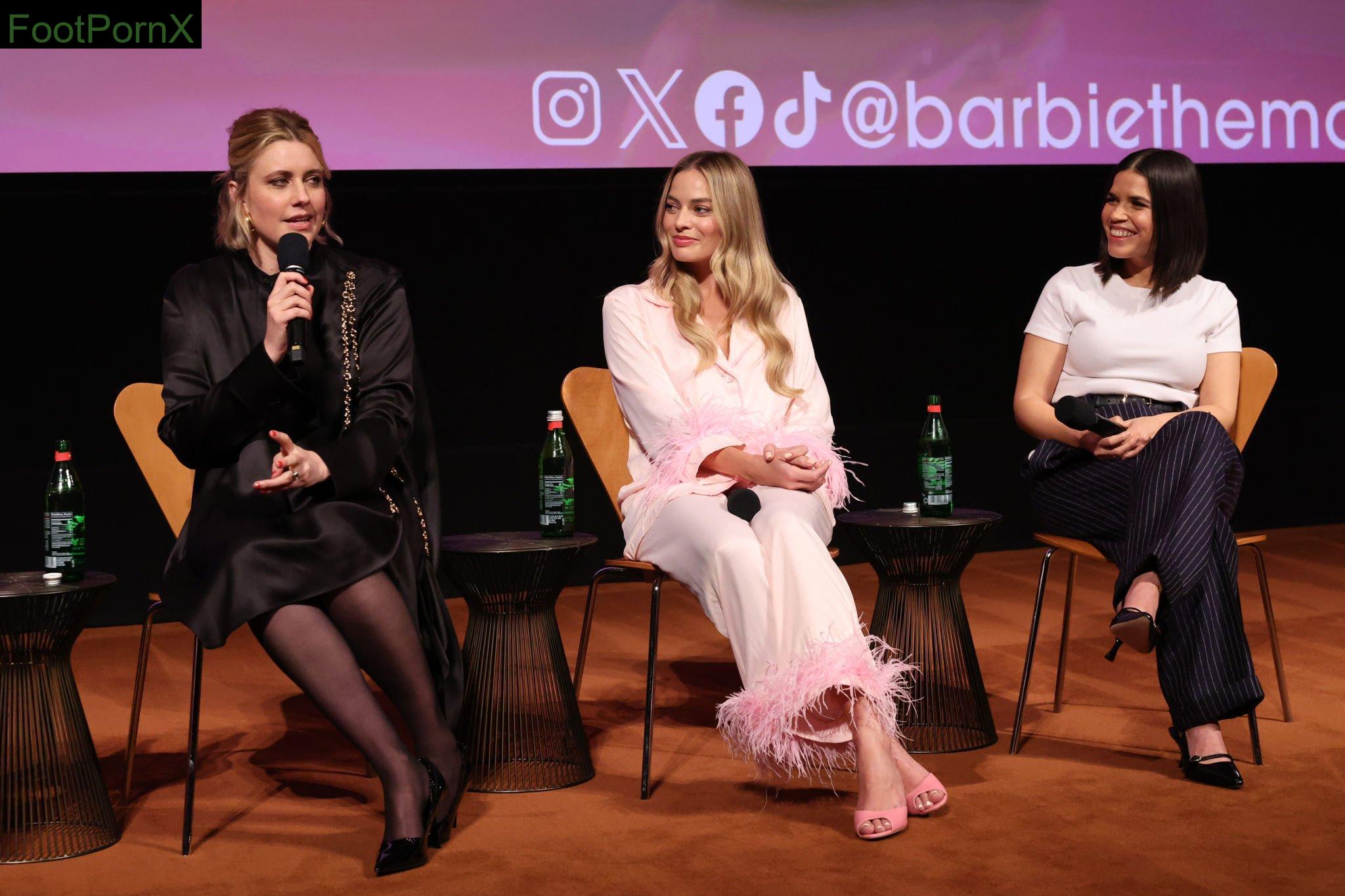 margot robbie feet photo 12