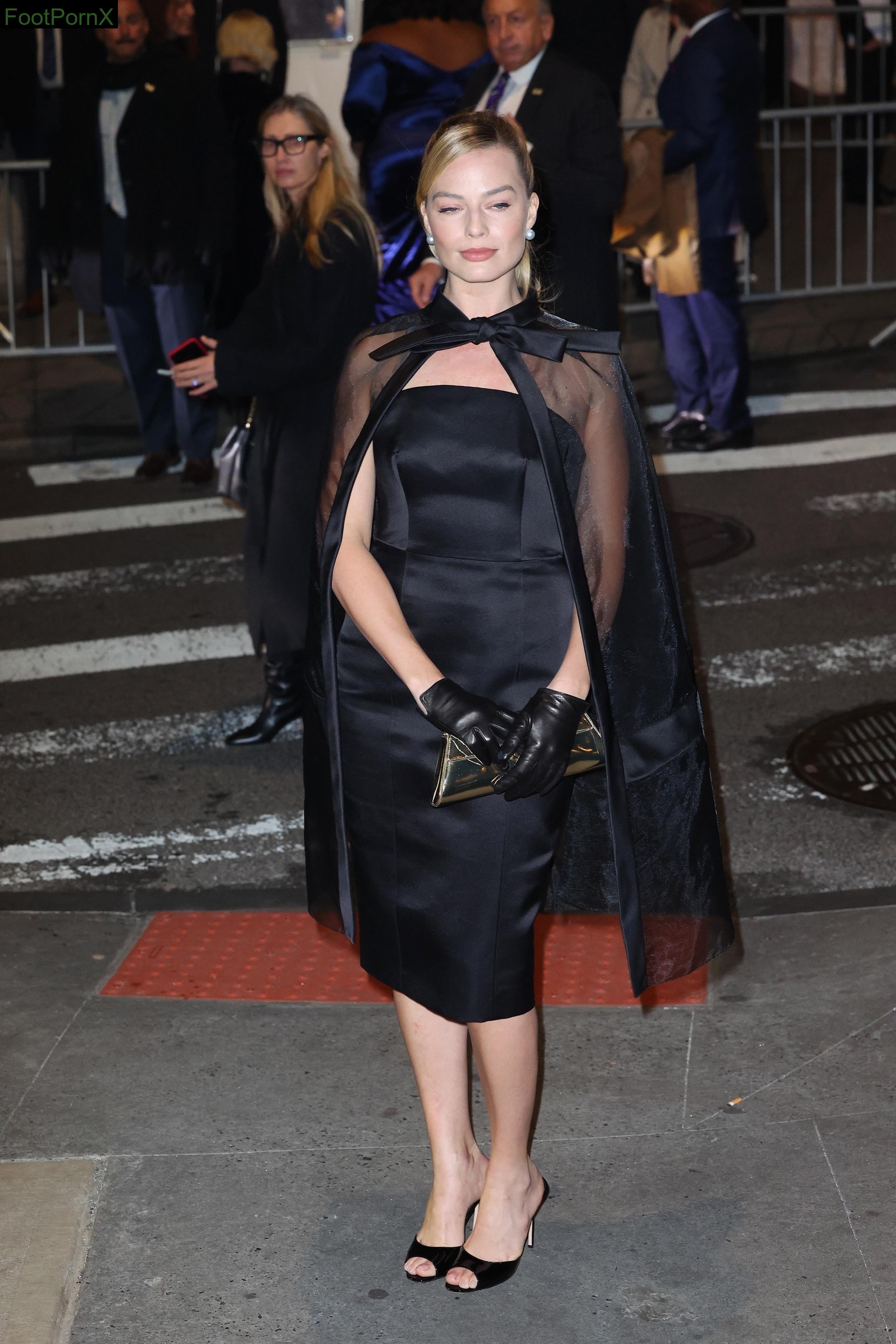 margot robbie feet photo 5