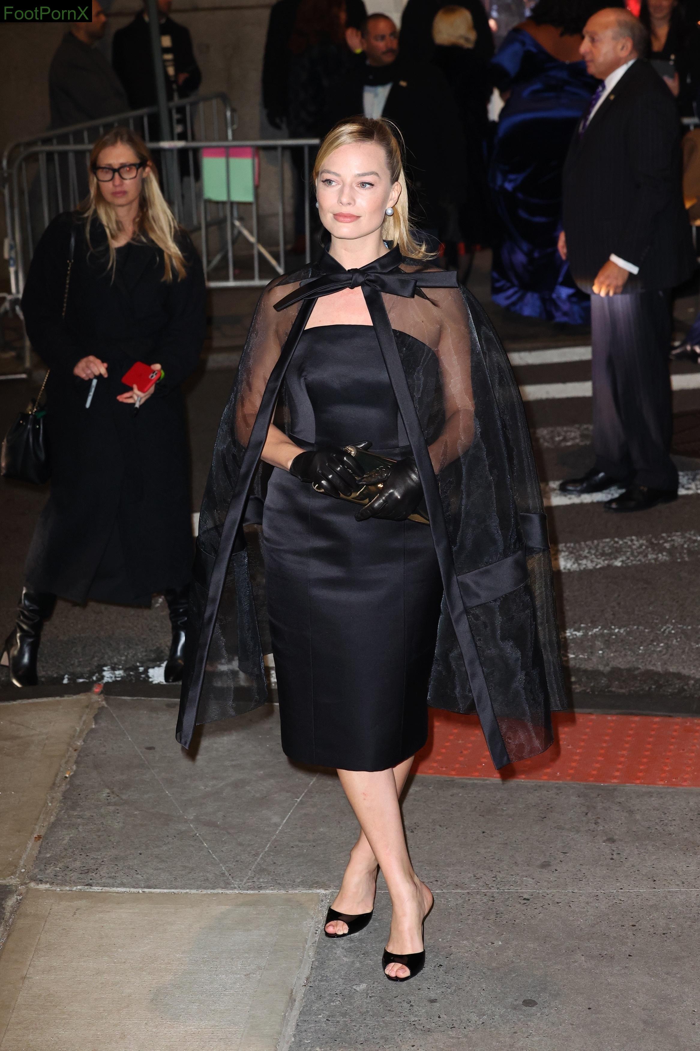 margot robbie feet photo 21