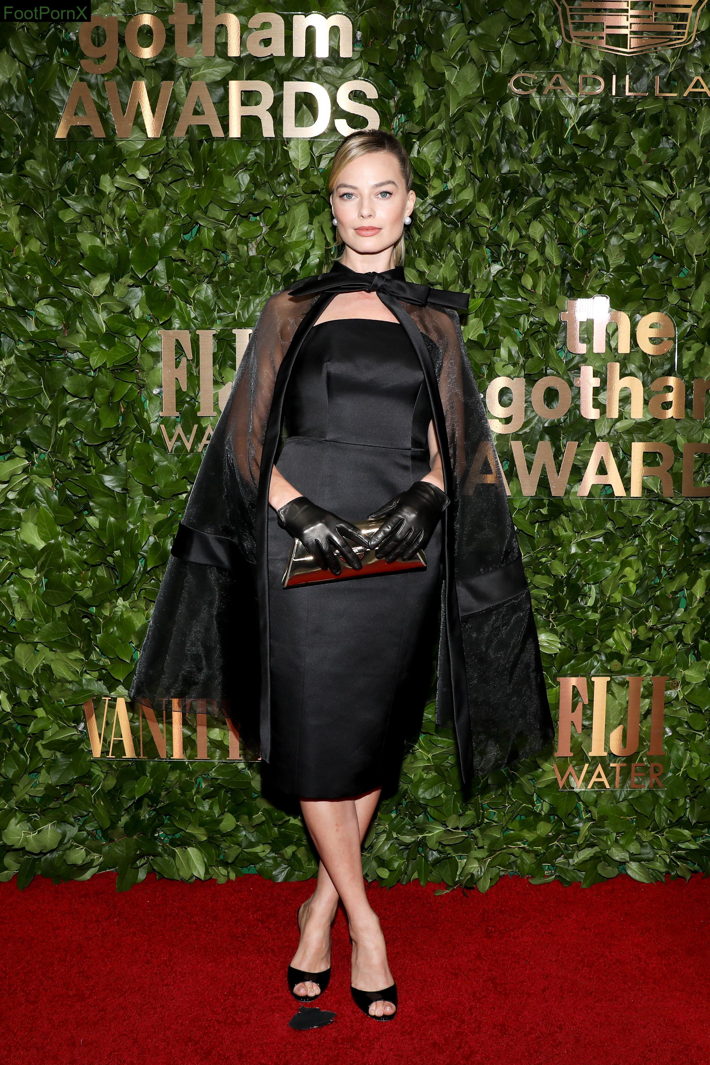 margot robbie feet photo 19