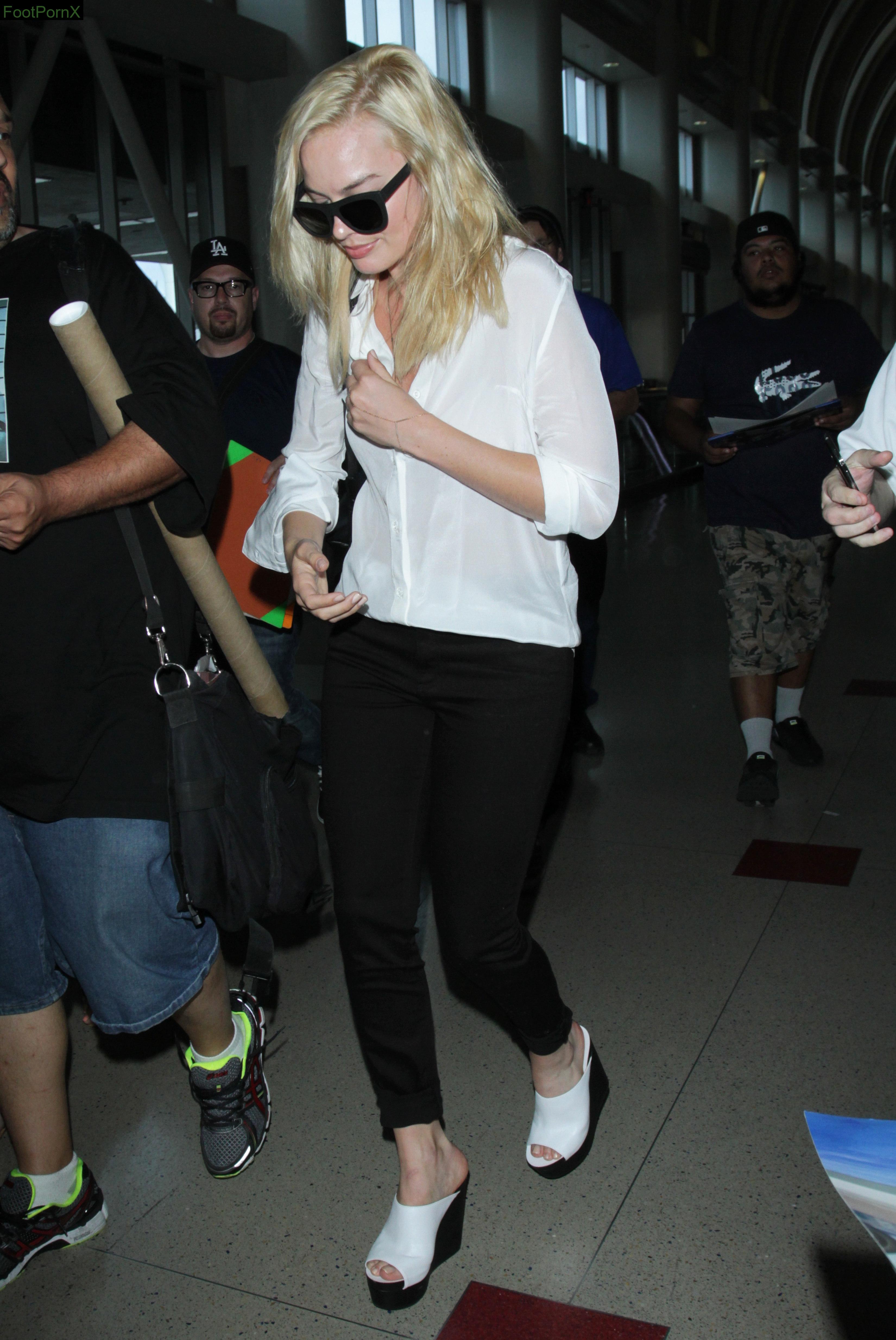 margot robbie feet photo 4
