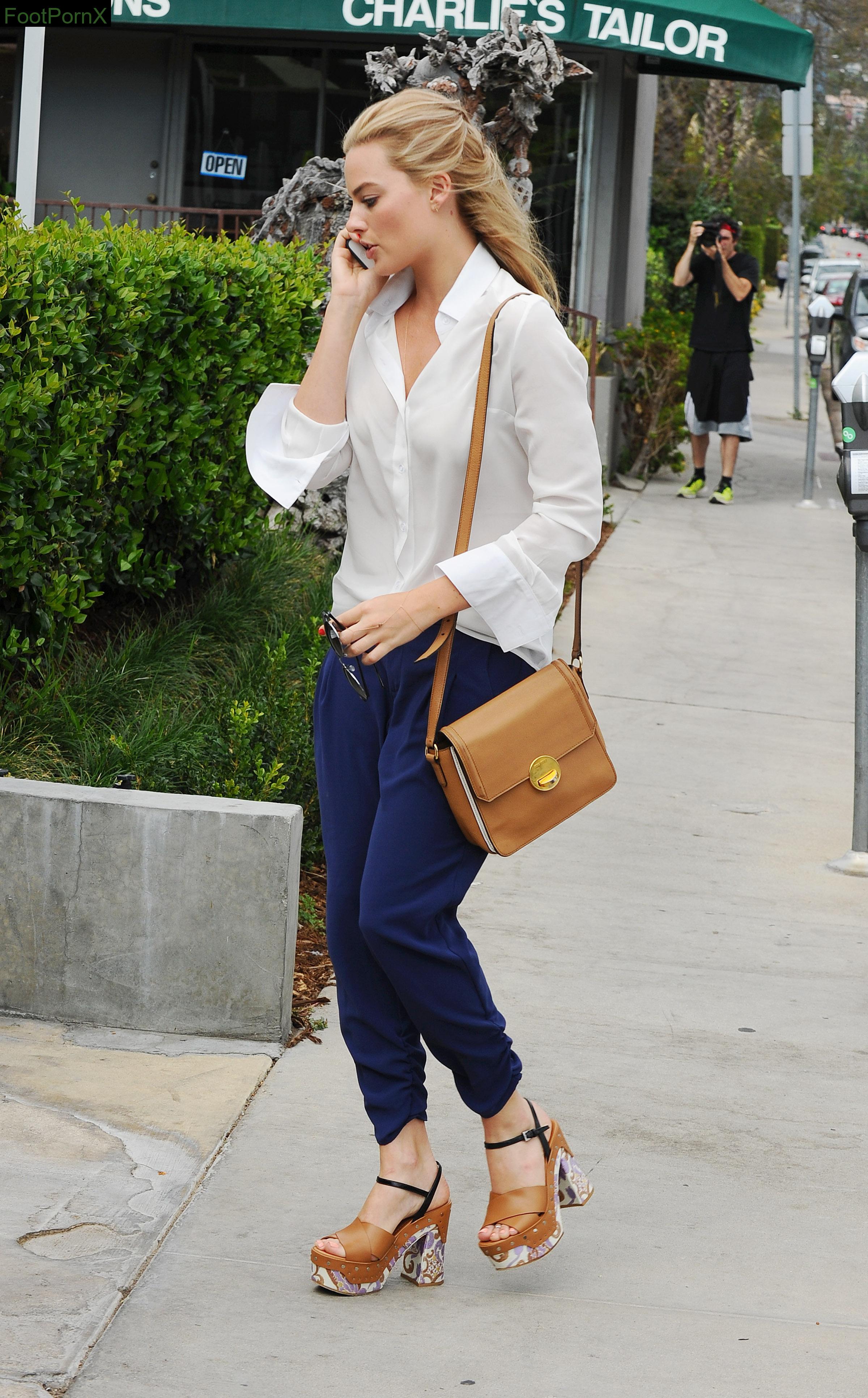 margot robbie feet photo 19