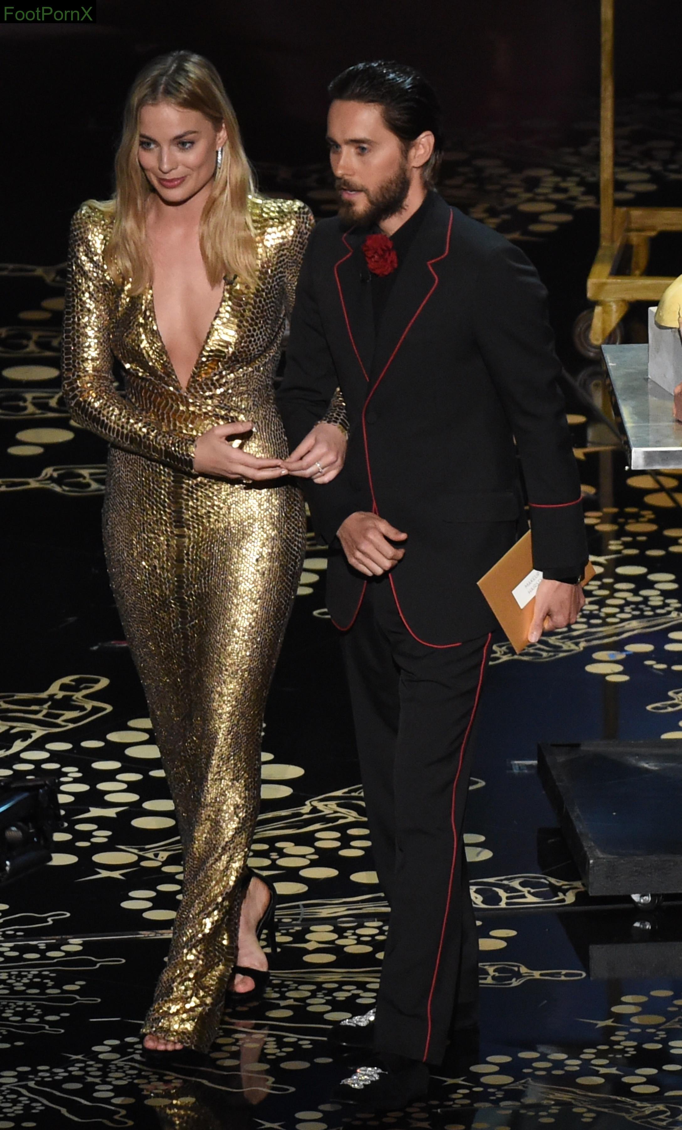 margot robbie feet photo 13