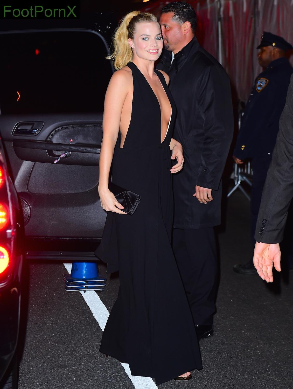 margot robbie feet photo 10
