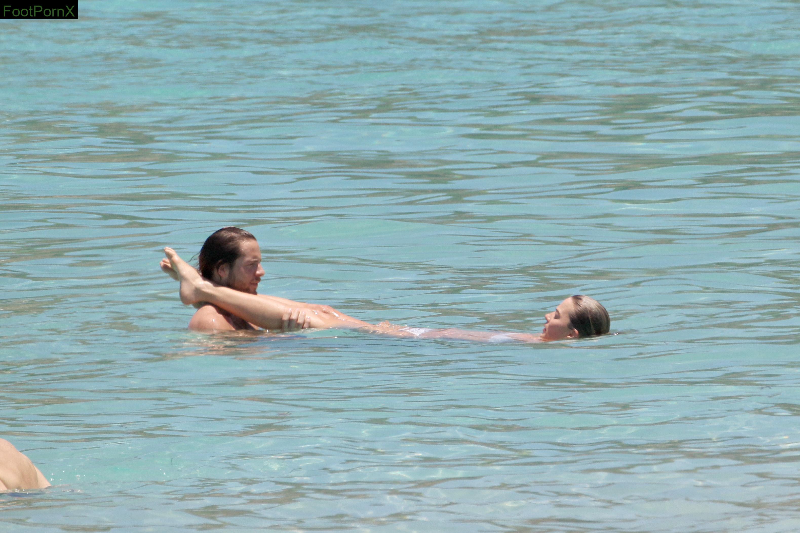 margot robbie feet photo 2