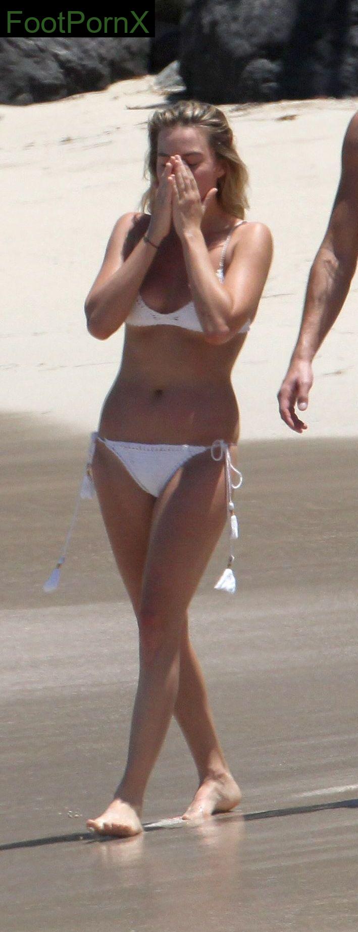 margot robbie feet photo 17