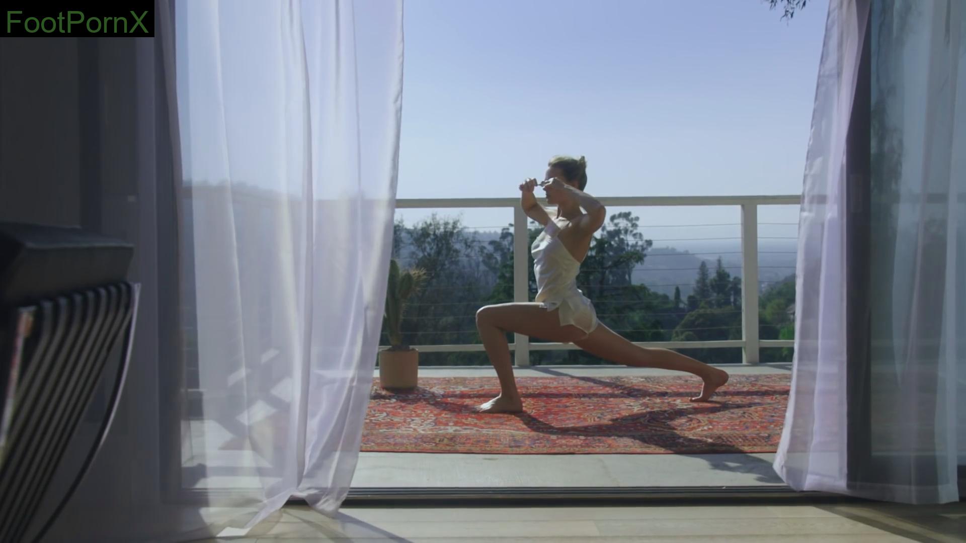 margot robbie feet photo 23