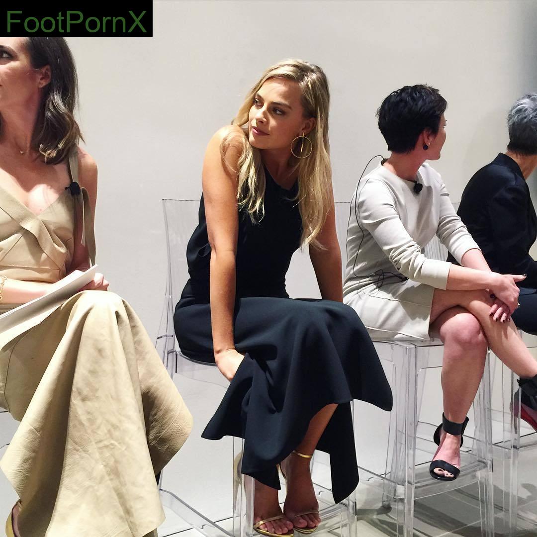margot robbie feet photo 24